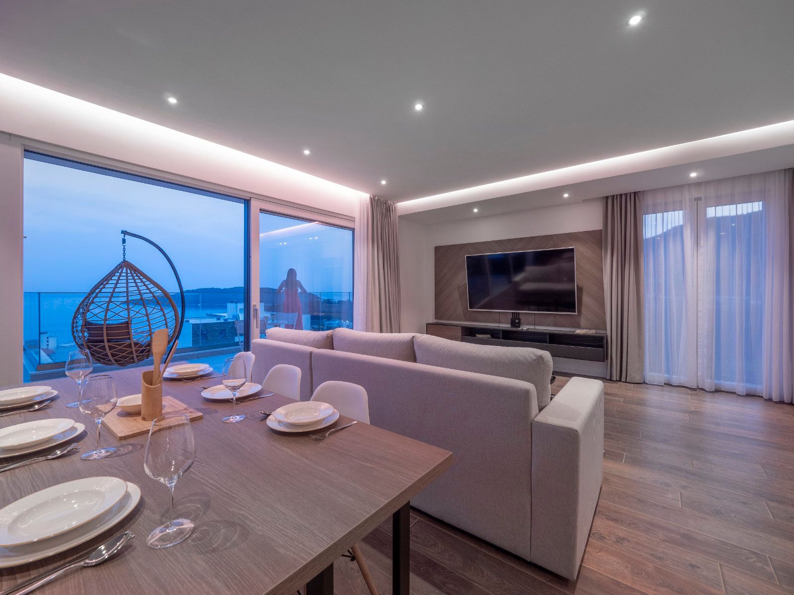 EKSTRA LUKSUZAN PENTHOUSE 140M2,TERASA SA DJAKUZI KADOM I  SPEKTAKULARNIM POGLEDOM NA MORE,BECICI - Amfora Real Estate