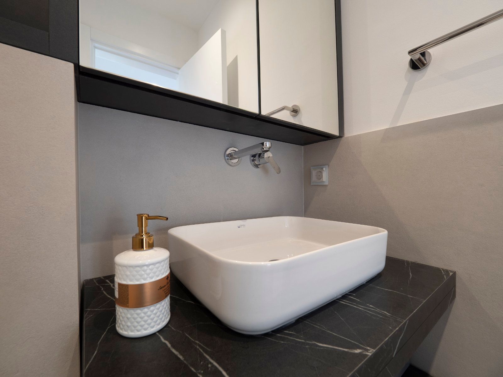 EKSTRA LUKSUZAN PENTHOUSE 140M2,TERASA SA DJAKUZI KADOM I  SPEKTAKULARNIM POGLEDOM NA MORE,BECICI - Amfora Real Estate