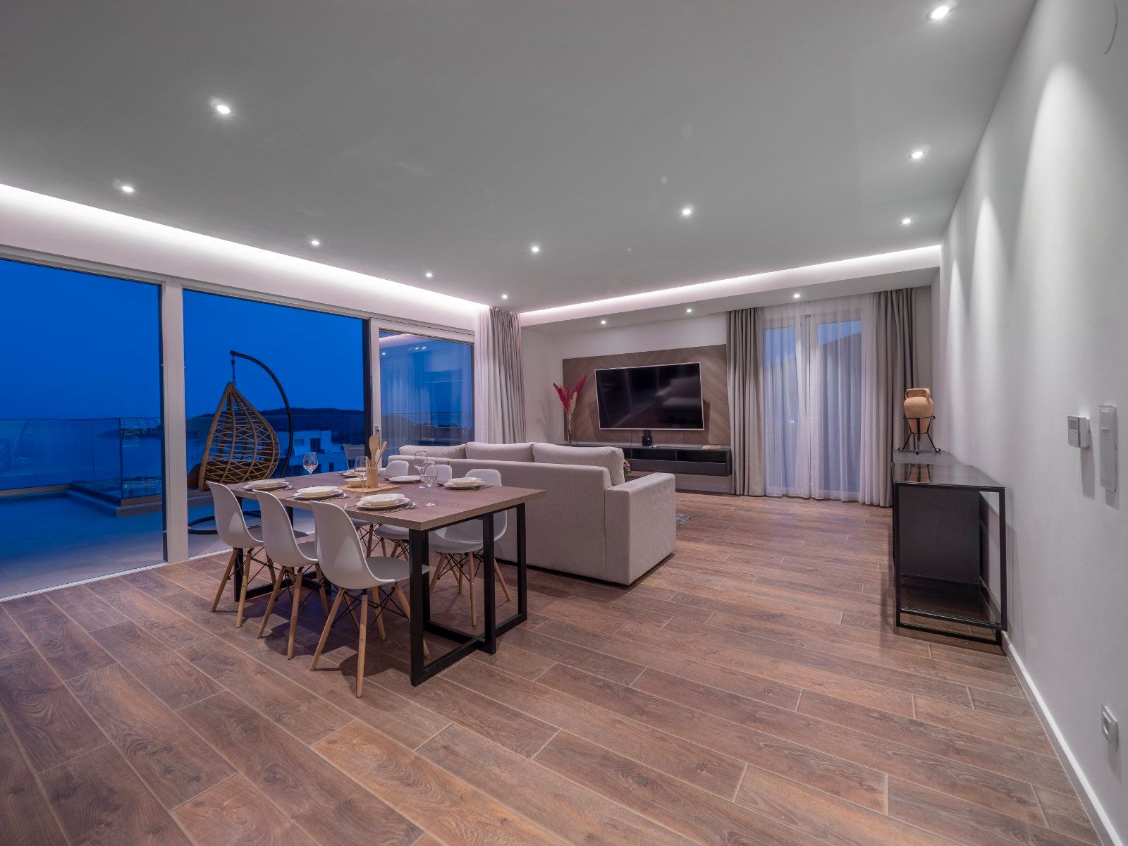 EKSTRA LUKSUZAN PENTHOUSE 140M2,TERASA SA DJAKUZI KADOM I  SPEKTAKULARNIM POGLEDOM NA MORE,BECICI - Amfora Real Estate