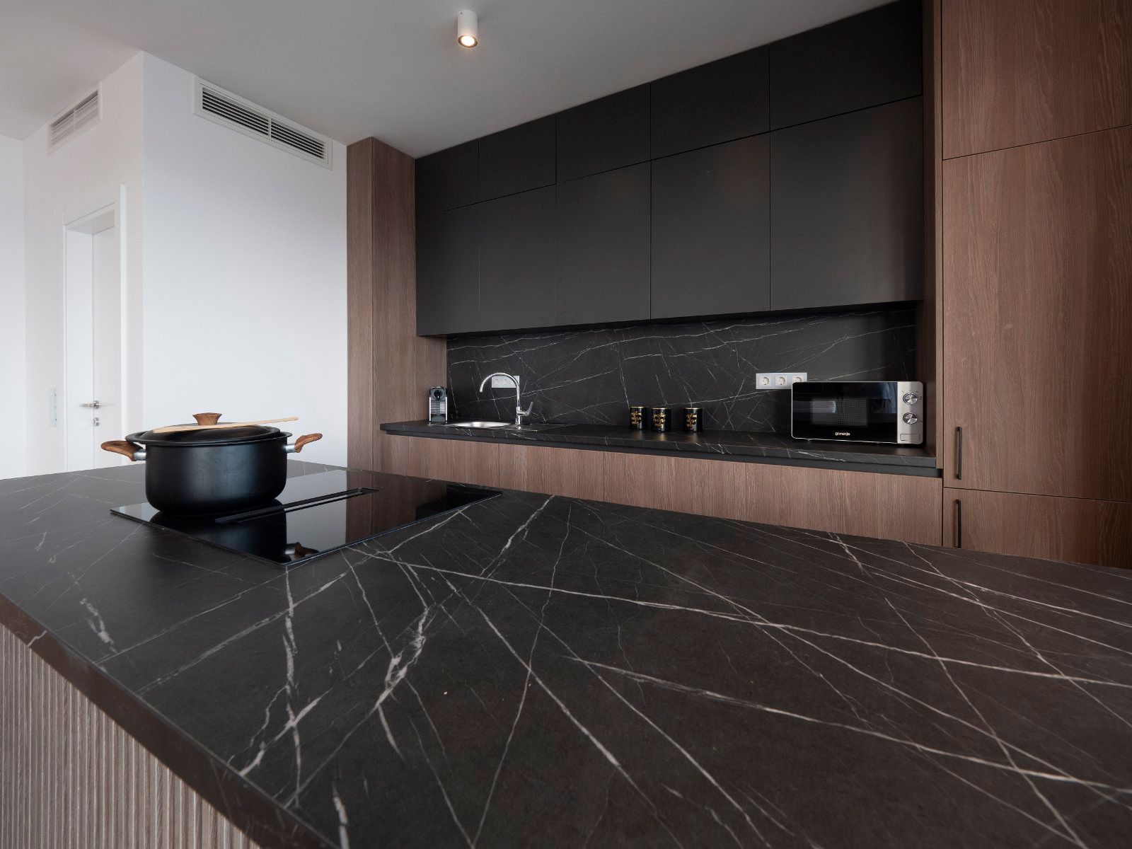 EKSTRA LUKSUZAN PENTHOUSE 140M2,TERASA SA DJAKUZI KADOM I  SPEKTAKULARNIM POGLEDOM NA MORE,BECICI - Amfora Real Estate