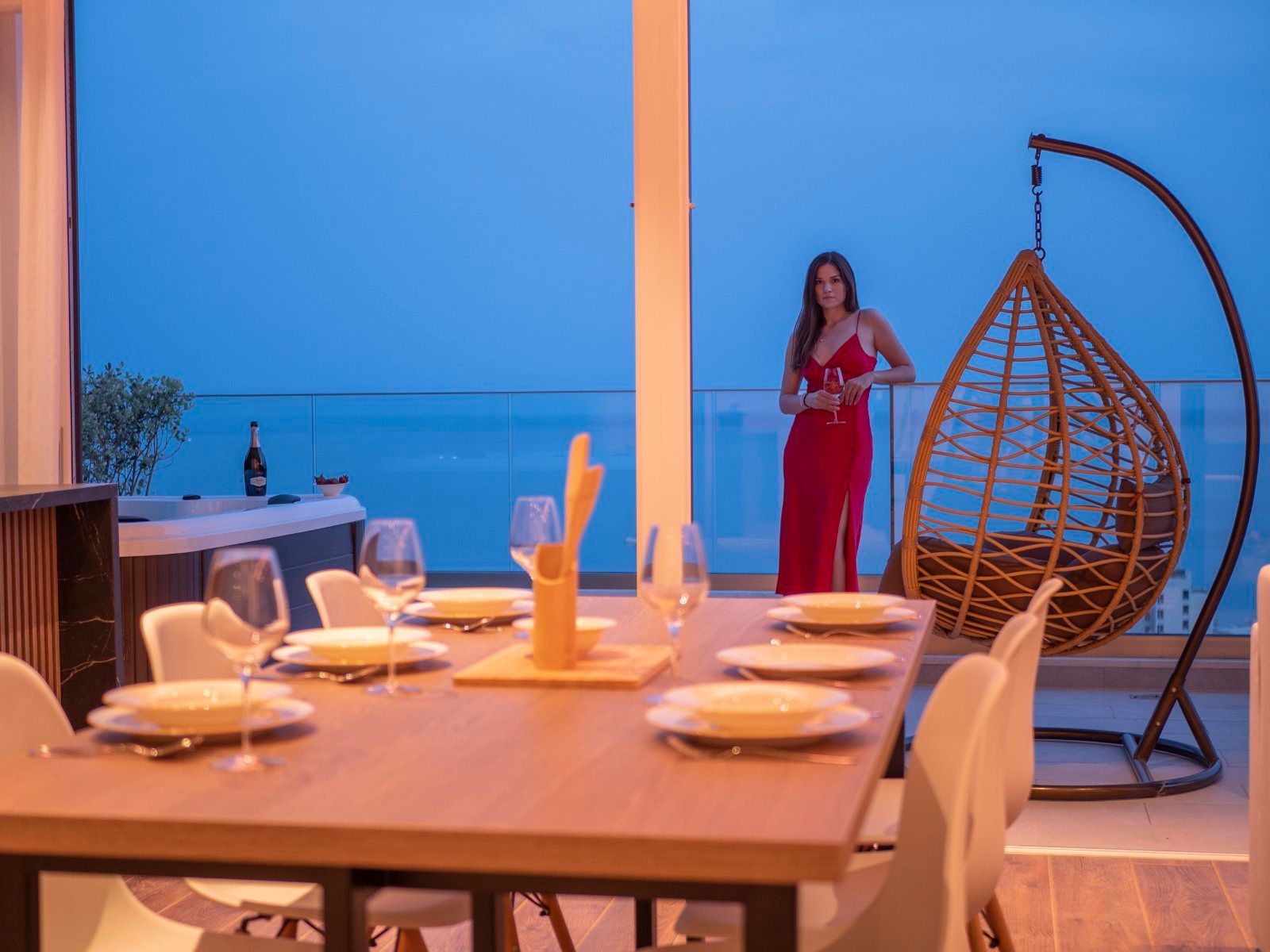 EKSTRA LUKSUZAN PENTHOUSE 140M2,TERASA SA DJAKUZI KADOM I  SPEKTAKULARNIM POGLEDOM NA MORE,BECICI - Amfora Real Estate