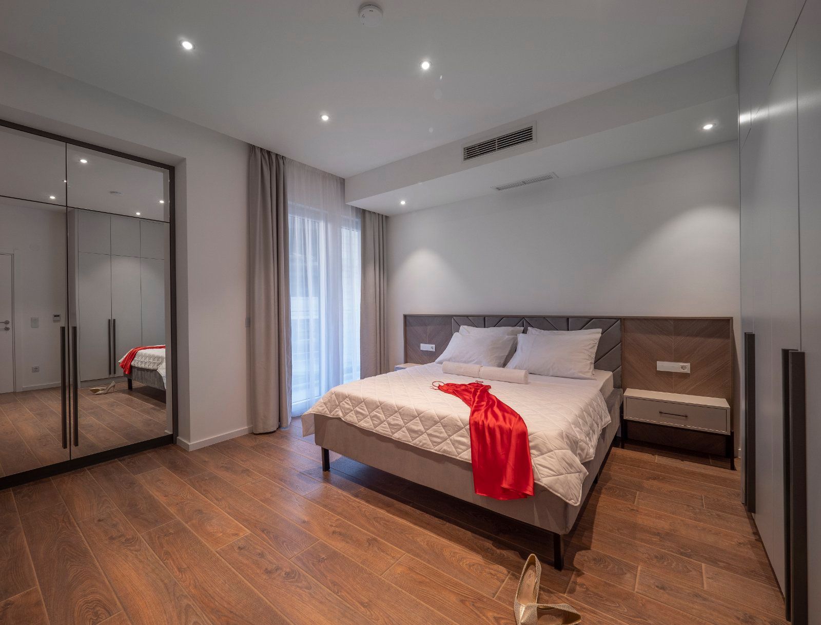 EKSTRA LUKSUZAN PENTHOUSE 140M2,TERASA SA DJAKUZI KADOM I  SPEKTAKULARNIM POGLEDOM NA MORE,BECICI - Amfora Real Estate