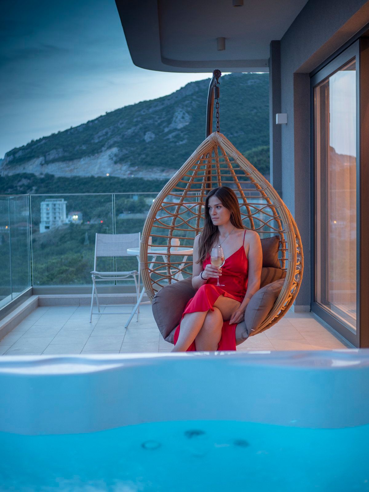 EKSTRA LUKSUZAN PENTHOUSE 140M2,TERASA SA DJAKUZI KADOM I  SPEKTAKULARNIM POGLEDOM NA MORE,BECICI - Amfora Real Estate