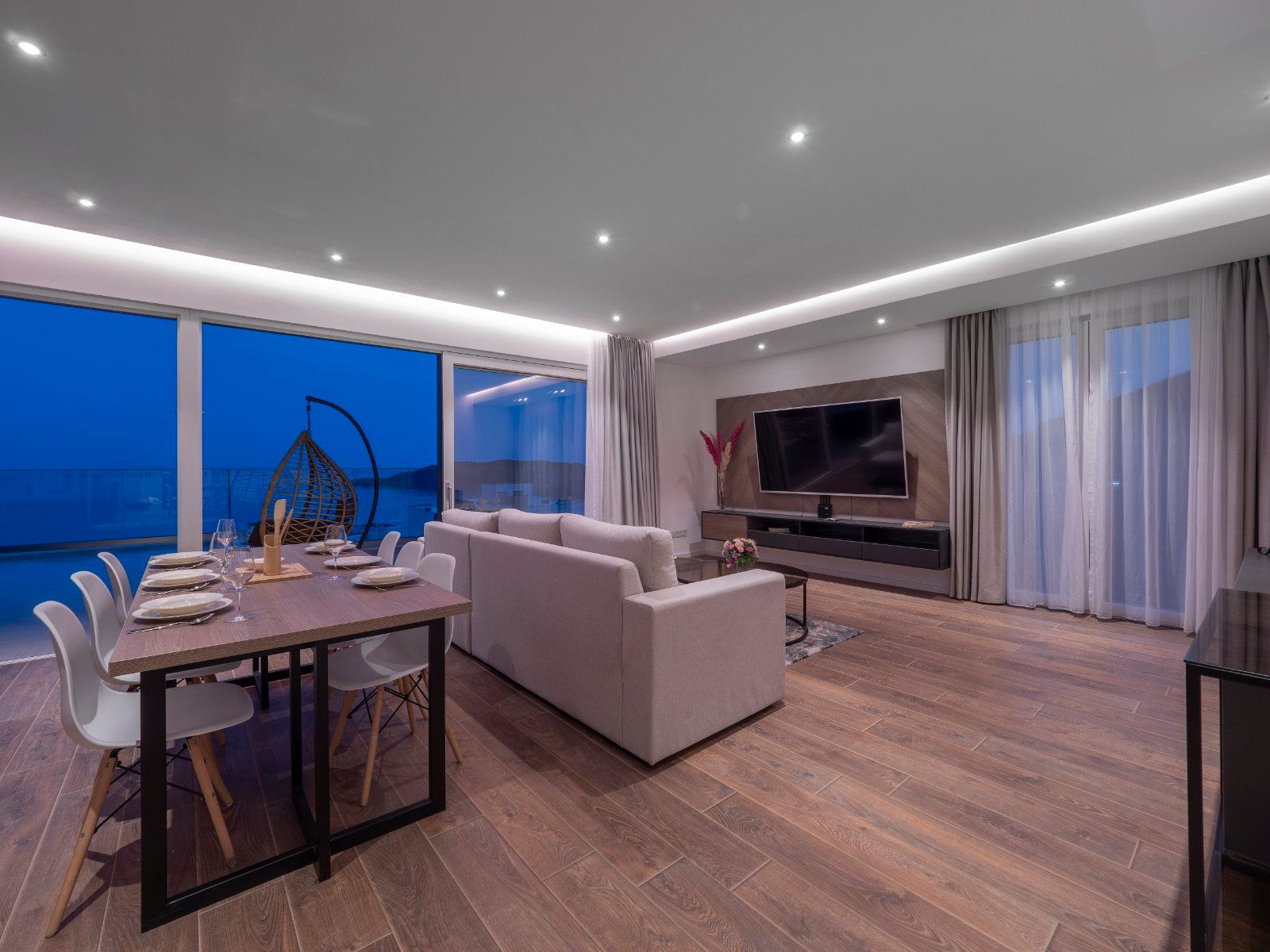 EKSTRA LUKSUZAN PENTHOUSE 140M2,TERASA SA DJAKUZI KADOM I  SPEKTAKULARNIM POGLEDOM NA MORE,BECICI - Amfora Real Estate