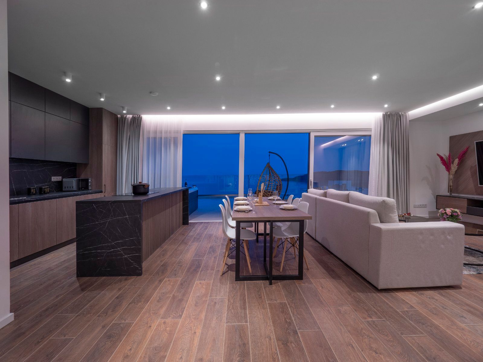 EKSTRA LUKSUZAN PENTHOUSE 140M2,TERASA SA DJAKUZI KADOM I  SPEKTAKULARNIM POGLEDOM NA MORE,BECICI - Amfora Real Estate