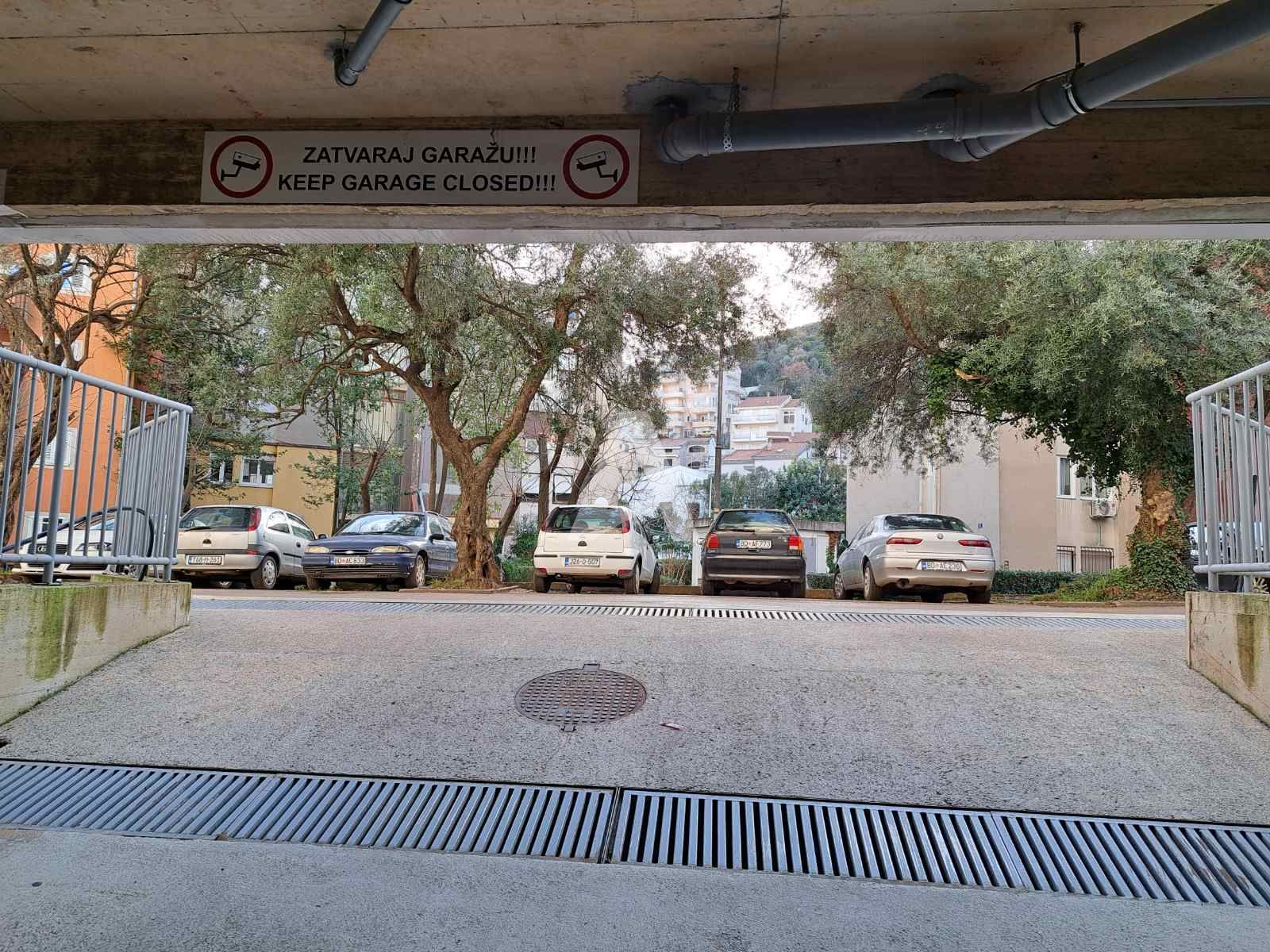 amfora/Garažno parking mesto u podzemnoj garaži u Budvi,ulica Maslina. (NA DUZI PERIOD)