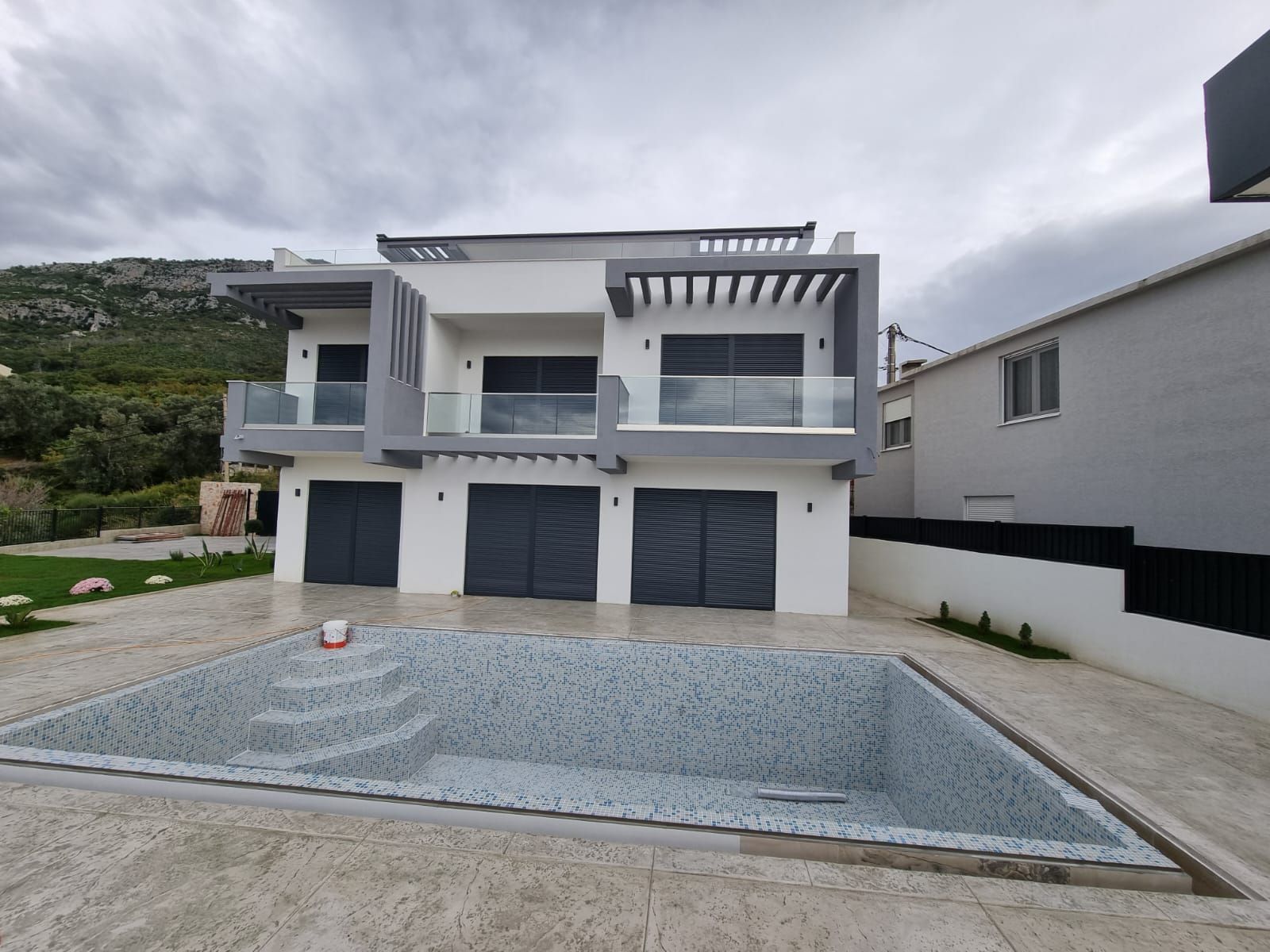 Luksuzna vila 280m2 sa bazenom i panoramskim pogledom na more,Šušan, Barska rivijera. - Amfora Real Estate