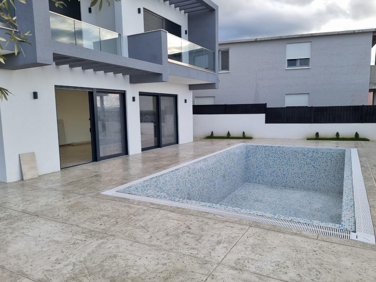 Luksuzna vila 280m2 sa bazenom i panoramskim pogledom na more,Šušan, Barska rivijera. - Amfora Real Estate