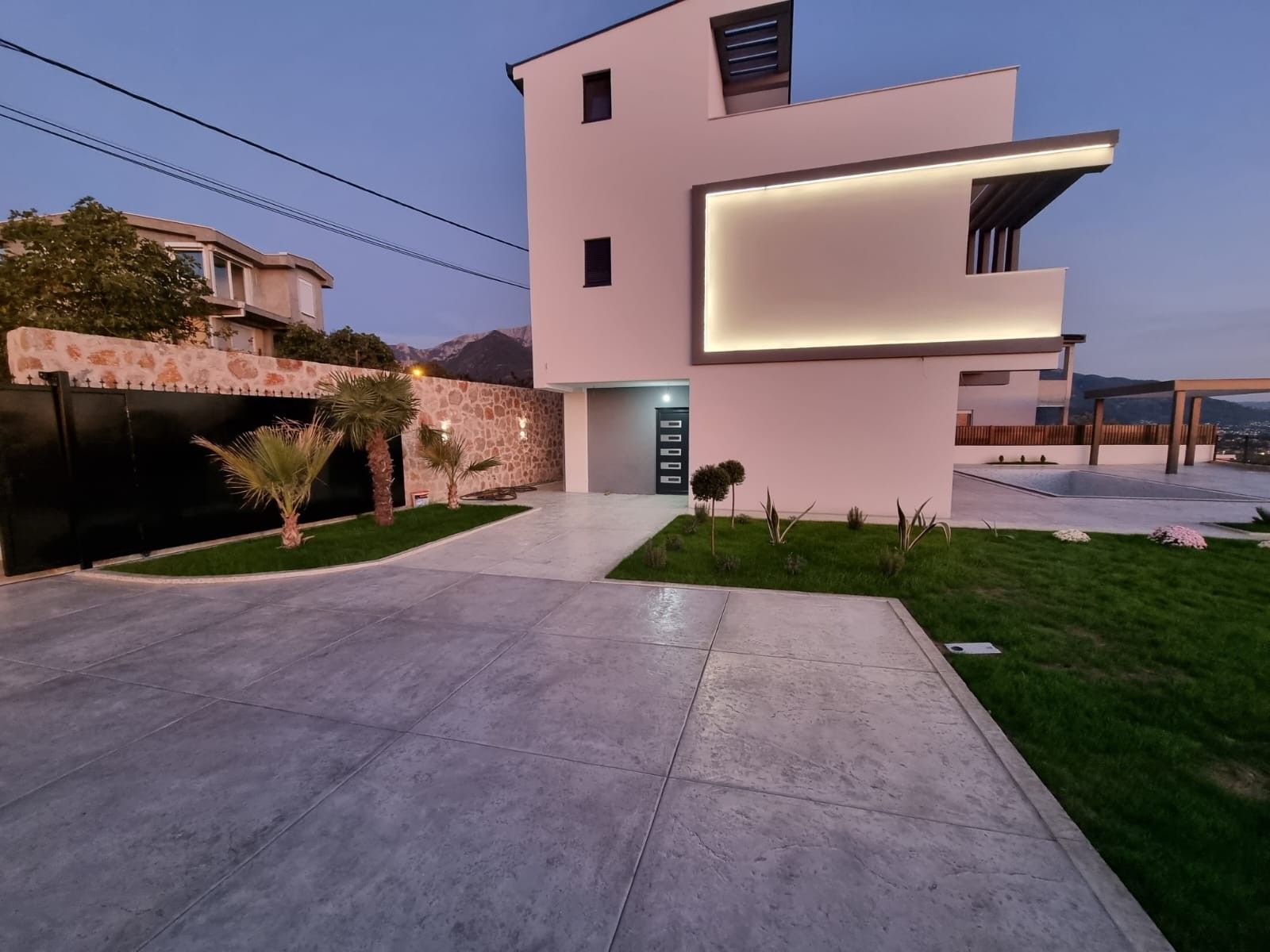 Luksuzna vila 280m2 sa bazenom i panoramskim pogledom na more,Šušan, Barska rivijera. - Amfora Real Estate