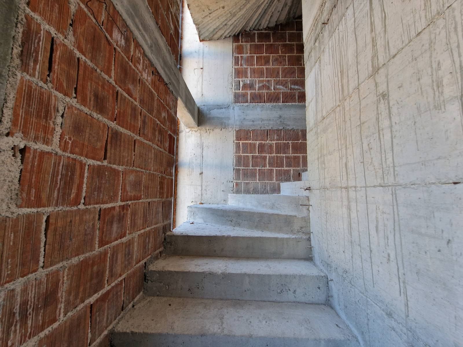 amforaproperty.com/Na prodaju cela stambena zgrada 1000m2 sa placem 530m2 ,Dobre Vode, Bar.