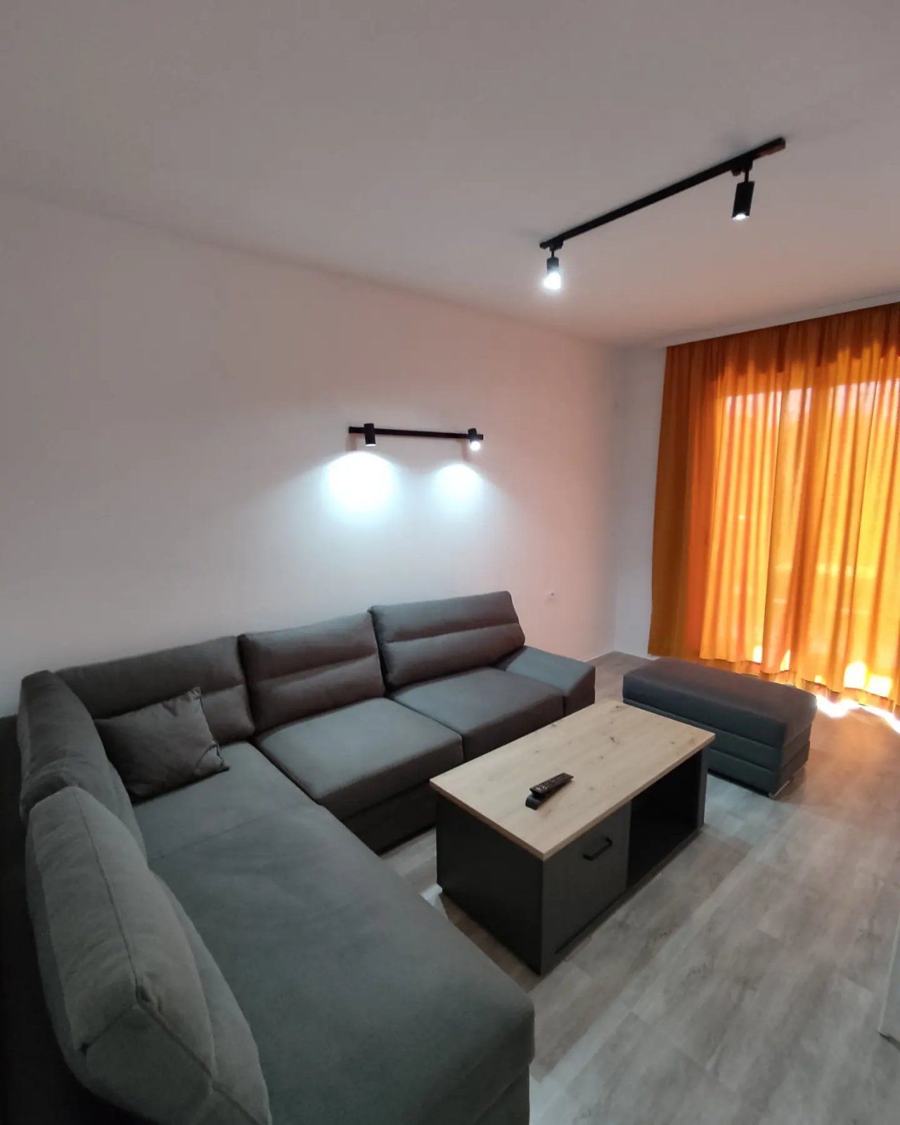 Na prodaju cela stambena zgrada 1000m2 sa placem 530m2 ,Dobre Vode, Bar. - Amfora Real Estate