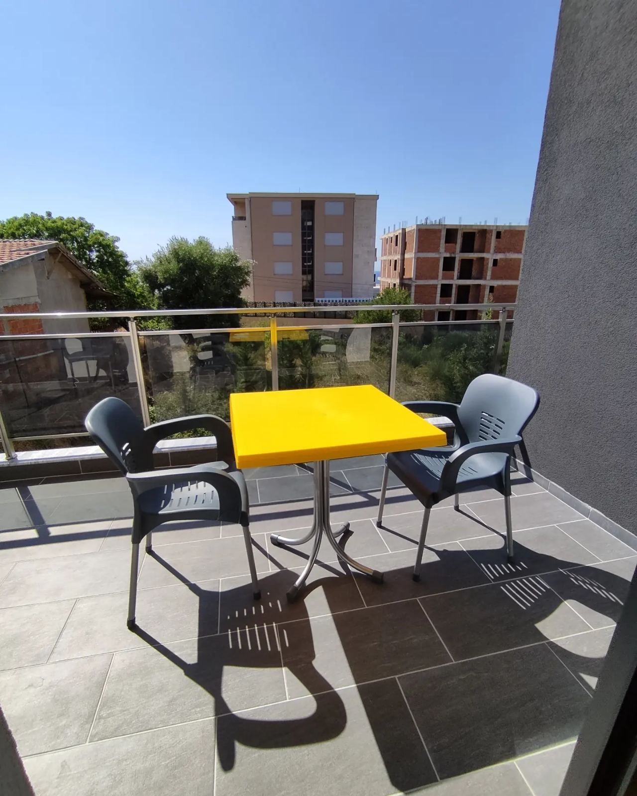 Na prodaju cela stambena zgrada 1000m2 sa placem 530m2 ,Dobre Vode, Bar. - Amfora Real Estate