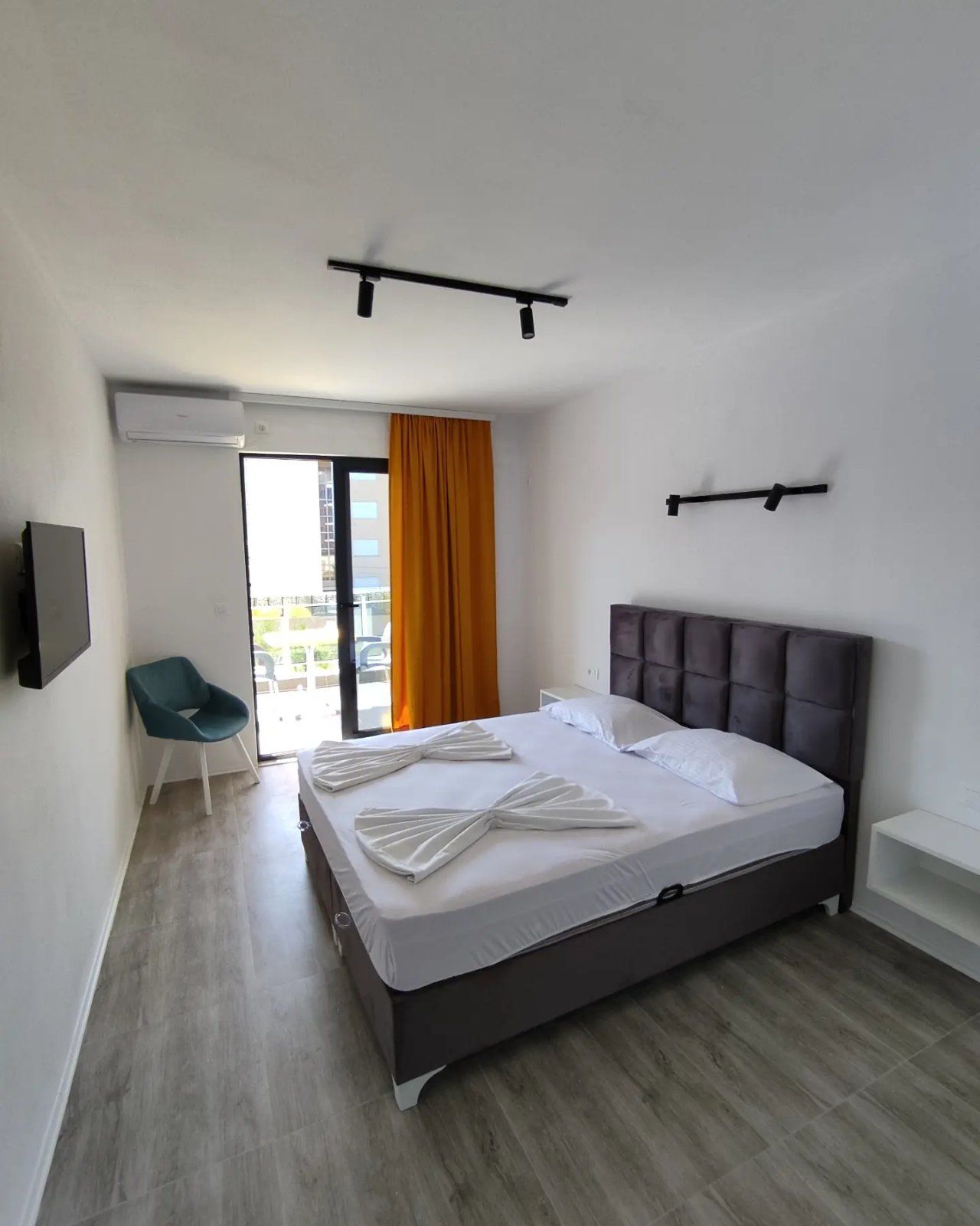 Na prodaju cela stambena zgrada 1000m2 sa placem 530m2 ,Dobre Vode, Bar. - Amfora Real Estate