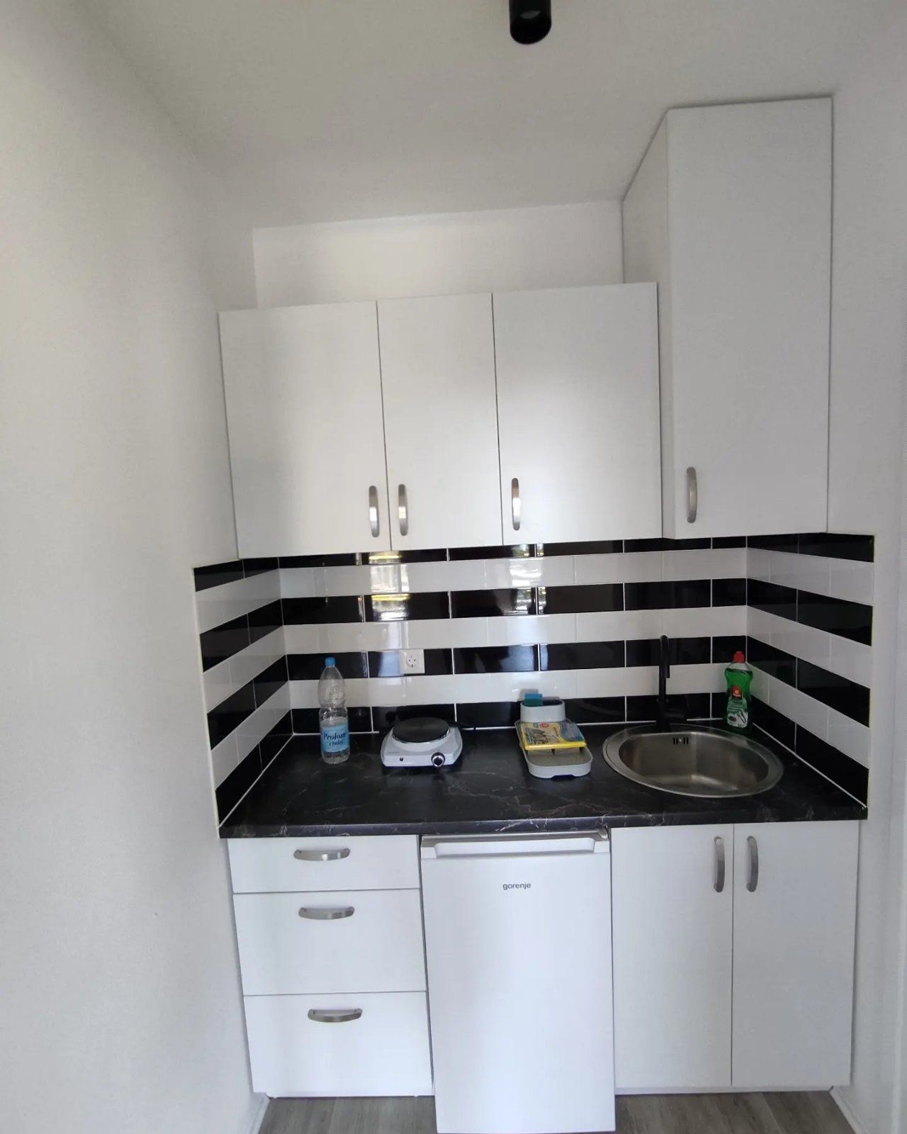 Na prodaju cela stambena zgrada 1000m2 sa placem 530m2 ,Dobre Vode, Bar. - Amfora Real Estate