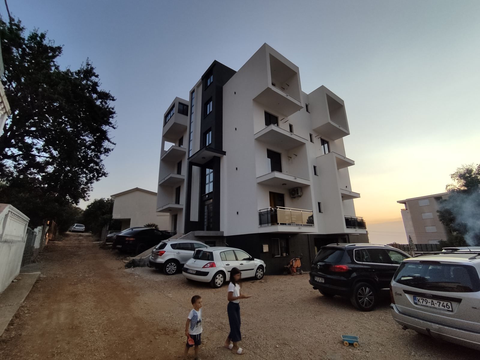 Na prodaju cela stambena zgrada 1000m2 sa placem 530m2 ,Dobre Vode, Bar. - Amfora Real Estate