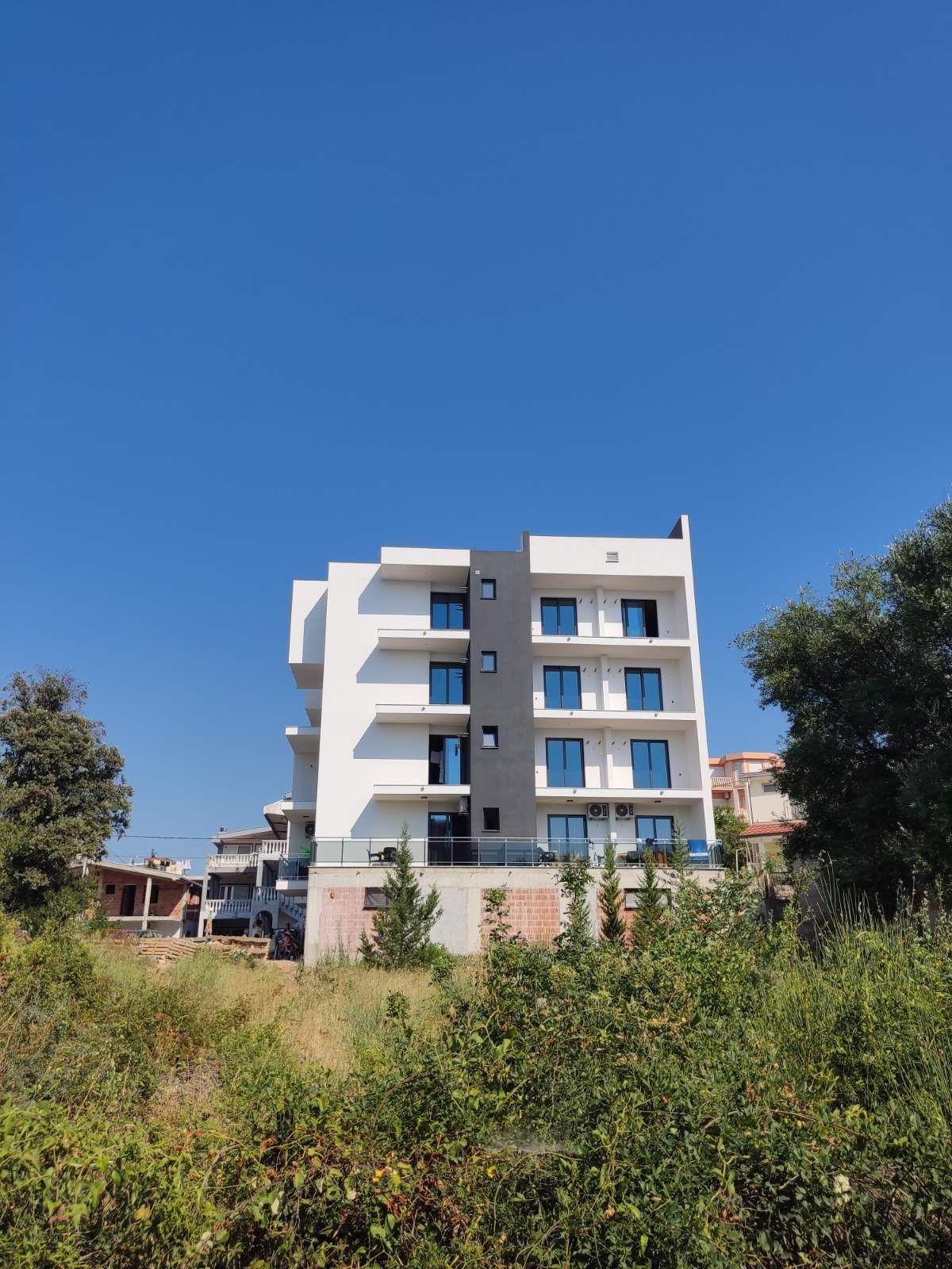 Na prodaju cela stambena zgrada 1000m2 sa placem 530m2 ,Dobre Vode, Bar. - Amfora Real Estate