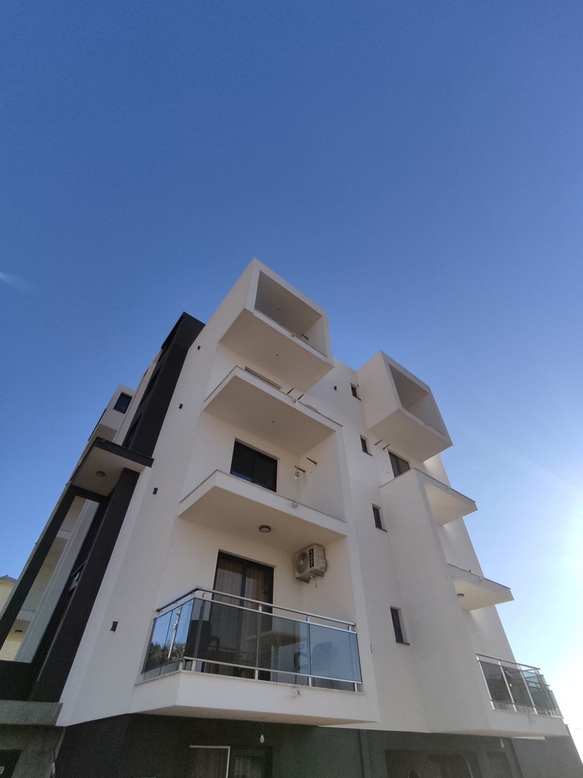 Na prodaju cela stambena zgrada 1000m2 sa placem 530m2 ,Dobre Vode, Bar. - Amfora Real Estate