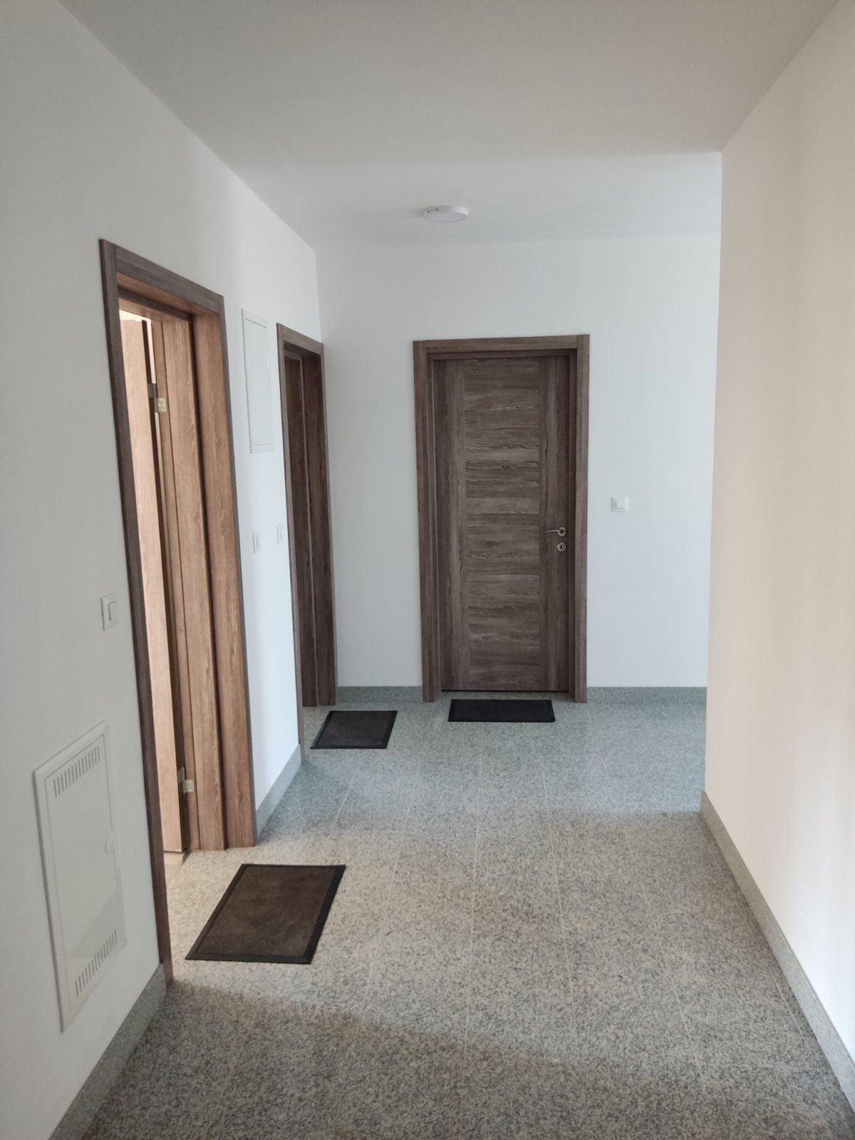 Na prodaju cela stambena zgrada 1000m2 sa placem 530m2 ,Dobre Vode, Bar. - Amfora Real Estate