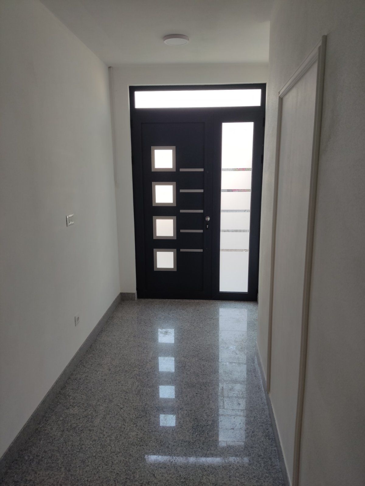 Na prodaju cela stambena zgrada 1000m2 sa placem 530m2 ,Dobre Vode, Bar. - Amfora Real Estate