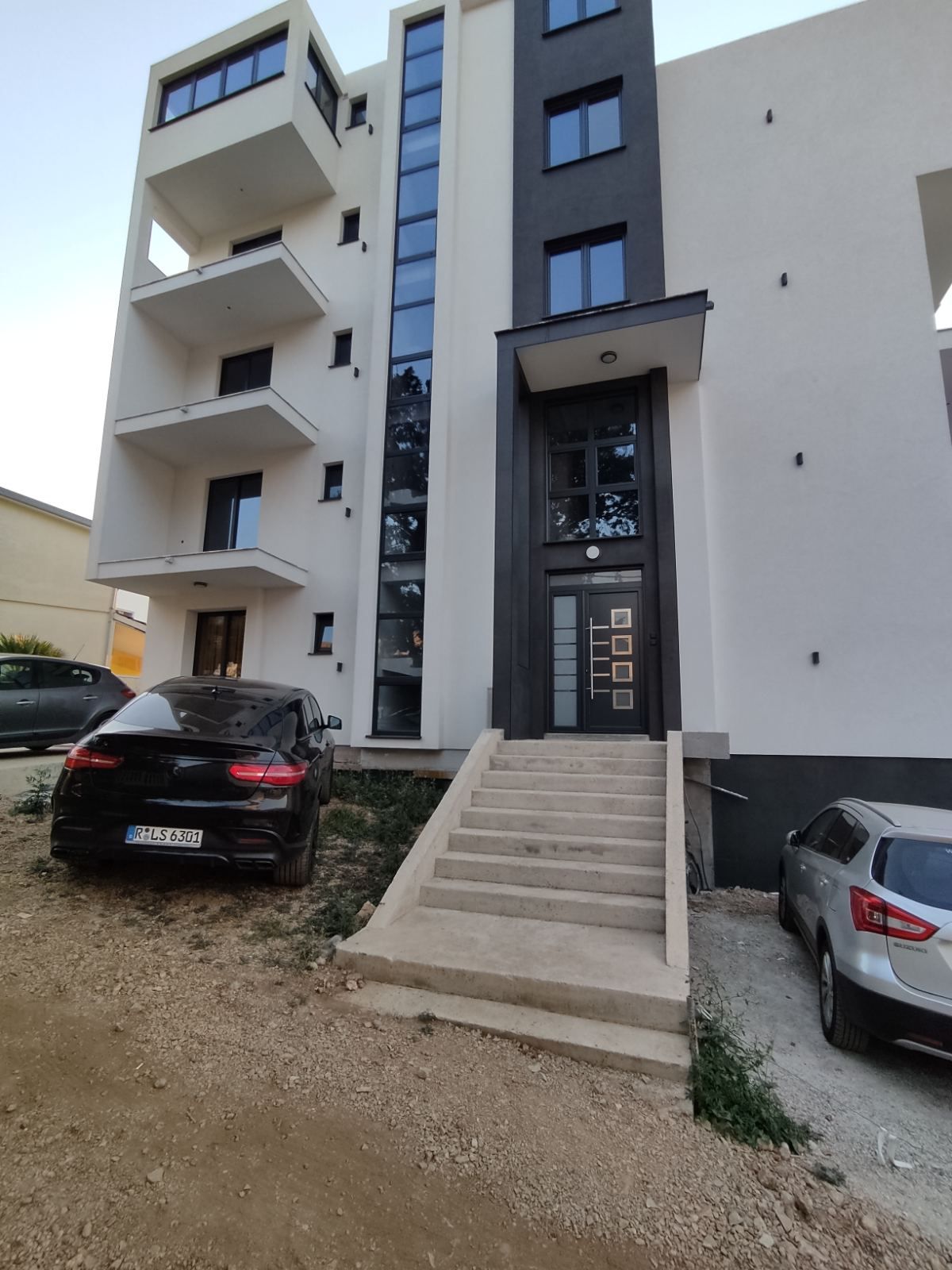 Na prodaju cela stambena zgrada 1000m2 sa placem 530m2 ,Dobre Vode, Bar. - Amfora Real Estate