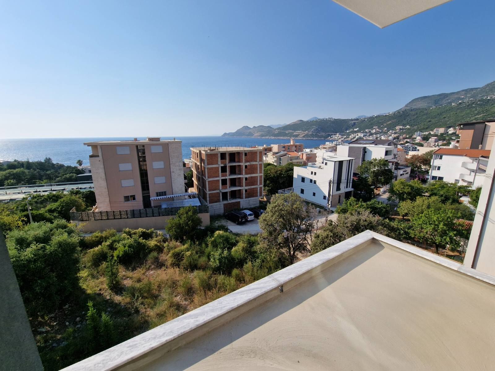 amforaproperty.com/Na prodaju cela stambena zgrada 1000m2 sa placem 530m2 ,Dobre Vode, Bar.