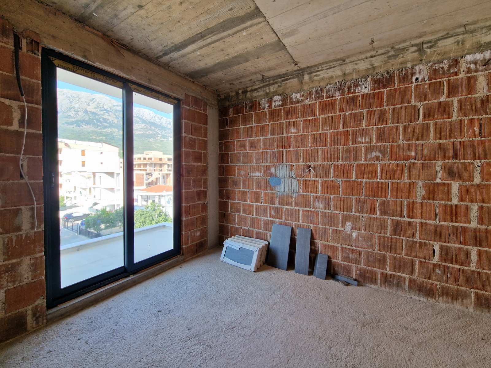 amforaproperty.com/Na prodaju cela stambena zgrada 1000m2 sa placem 530m2 ,Dobre Vode, Bar.