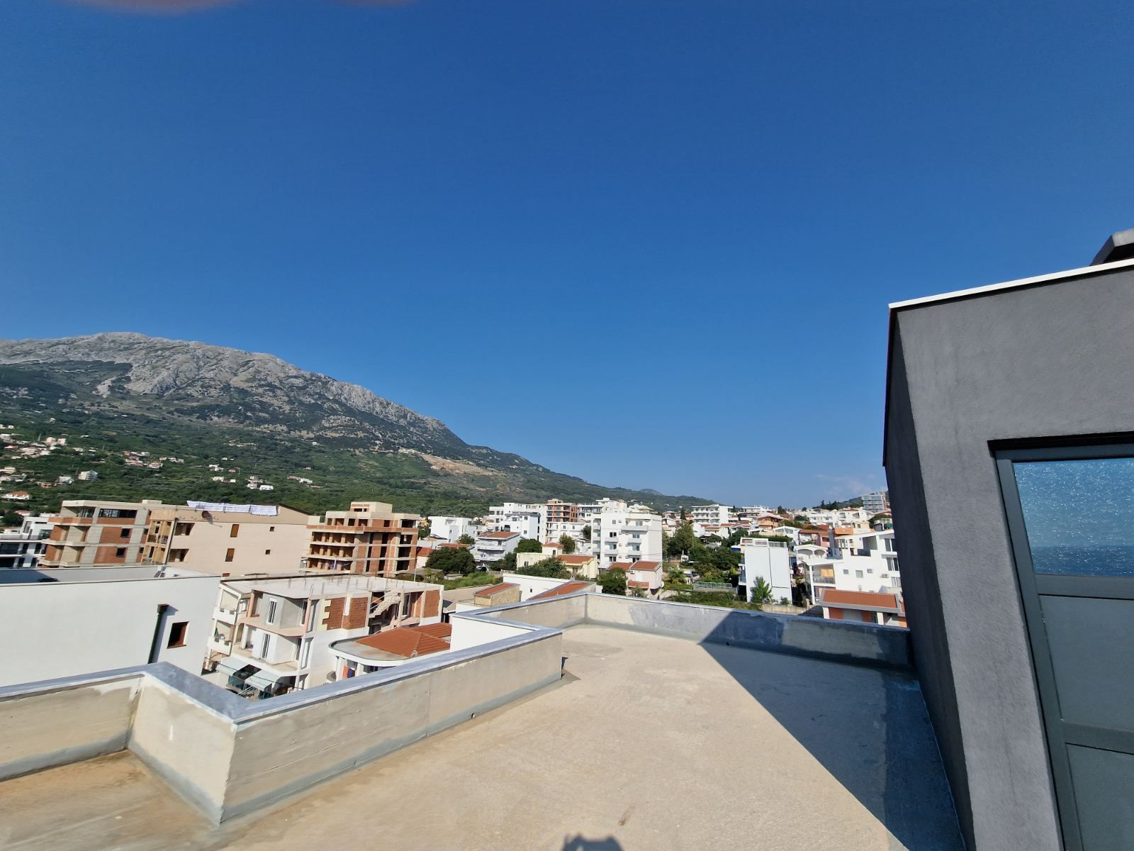 amforaproperty.com/Na prodaju cela stambena zgrada 1000m2 sa placem 530m2 ,Dobre Vode, Bar.