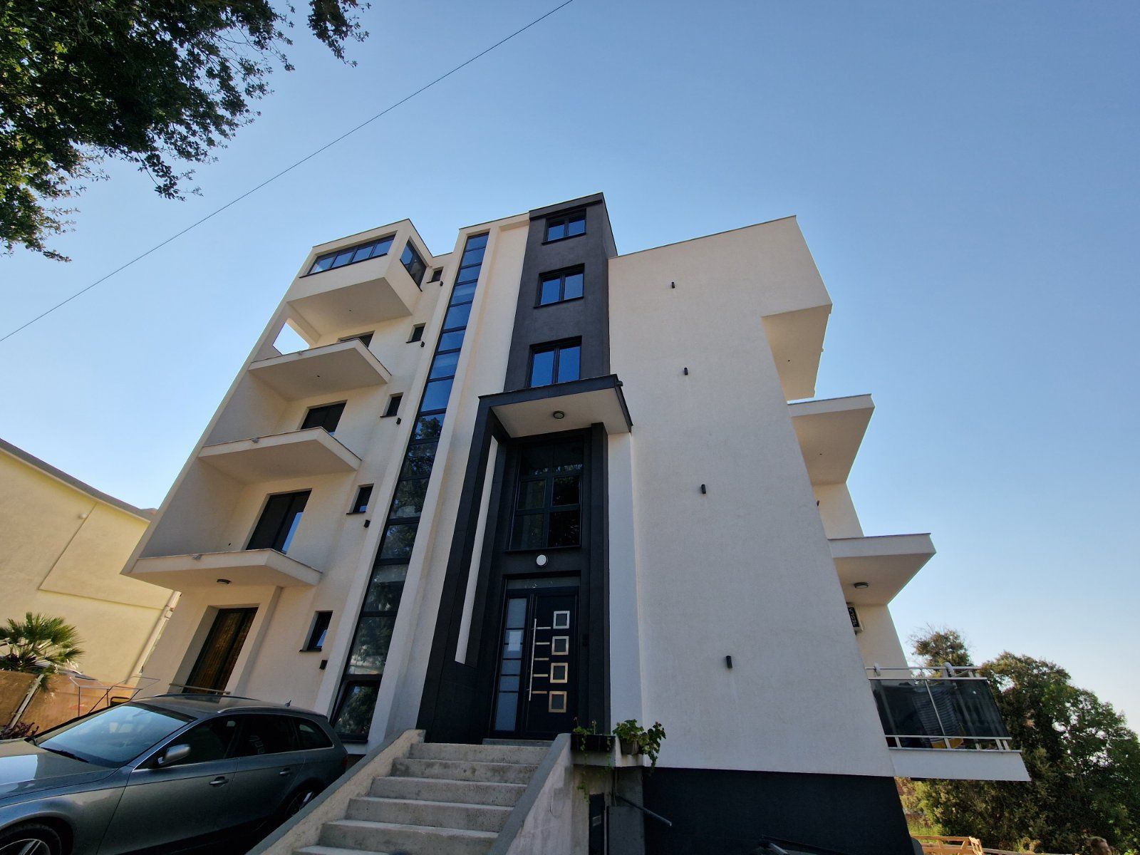 amforaproperty.com/Na prodaju cela stambena zgrada 1000m2 sa placem 530m2 ,Dobre Vode, Bar.