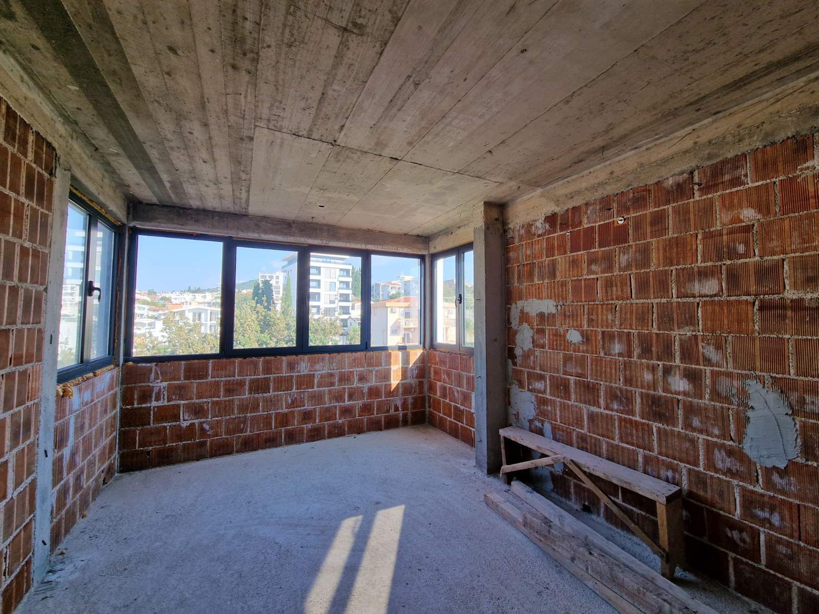 amforaproperty.com/Na prodaju cela stambena zgrada 1000m2 sa placem 530m2 ,Dobre Vode, Bar.