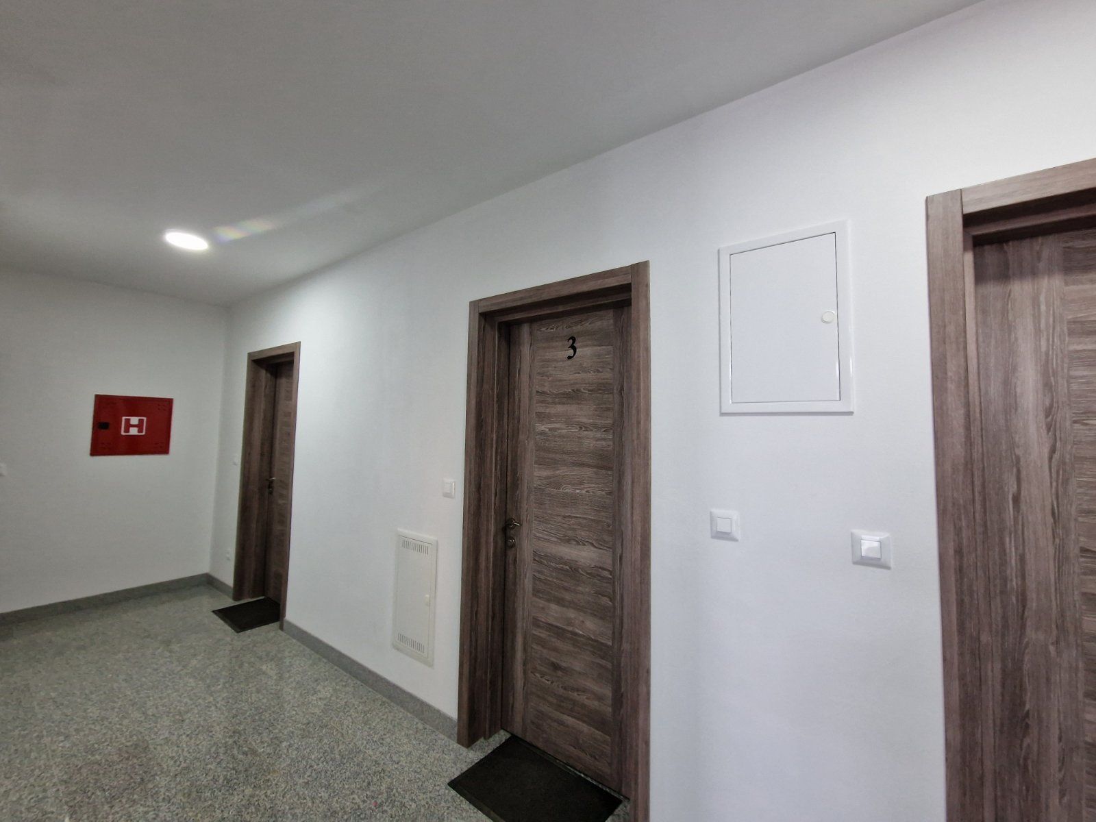 amforaproperty.com/Na prodaju cela stambena zgrada 1000m2 sa placem 530m2 ,Dobre Vode, Bar.