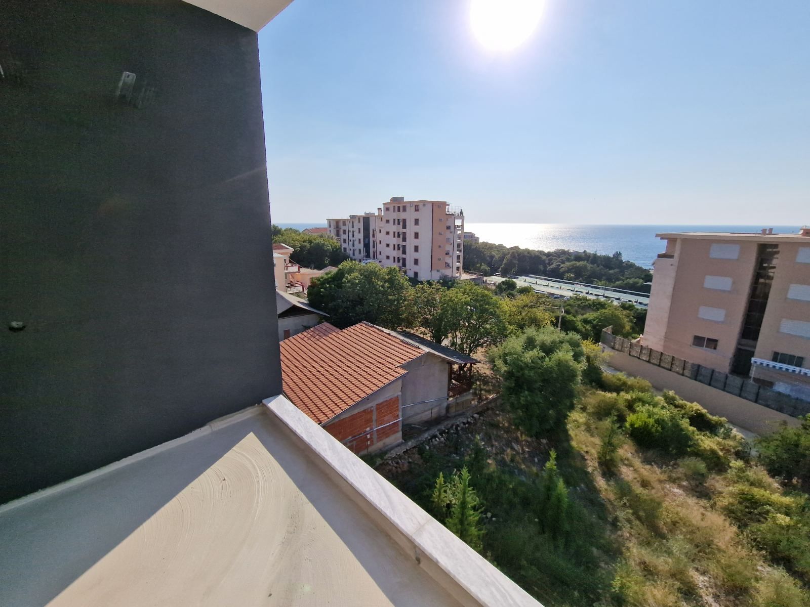 amforaproperty.com/Na prodaju cela stambena zgrada 1000m2 sa placem 530m2 ,Dobre Vode, Bar.