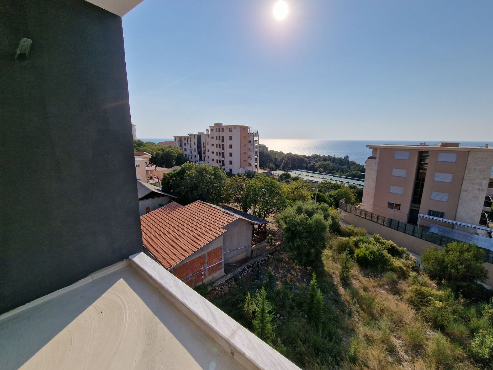 amforaproperty.com/Na prodaju cela stambena zgrada 1000m2 sa placem 530m2 ,Dobre Vode, Bar.
