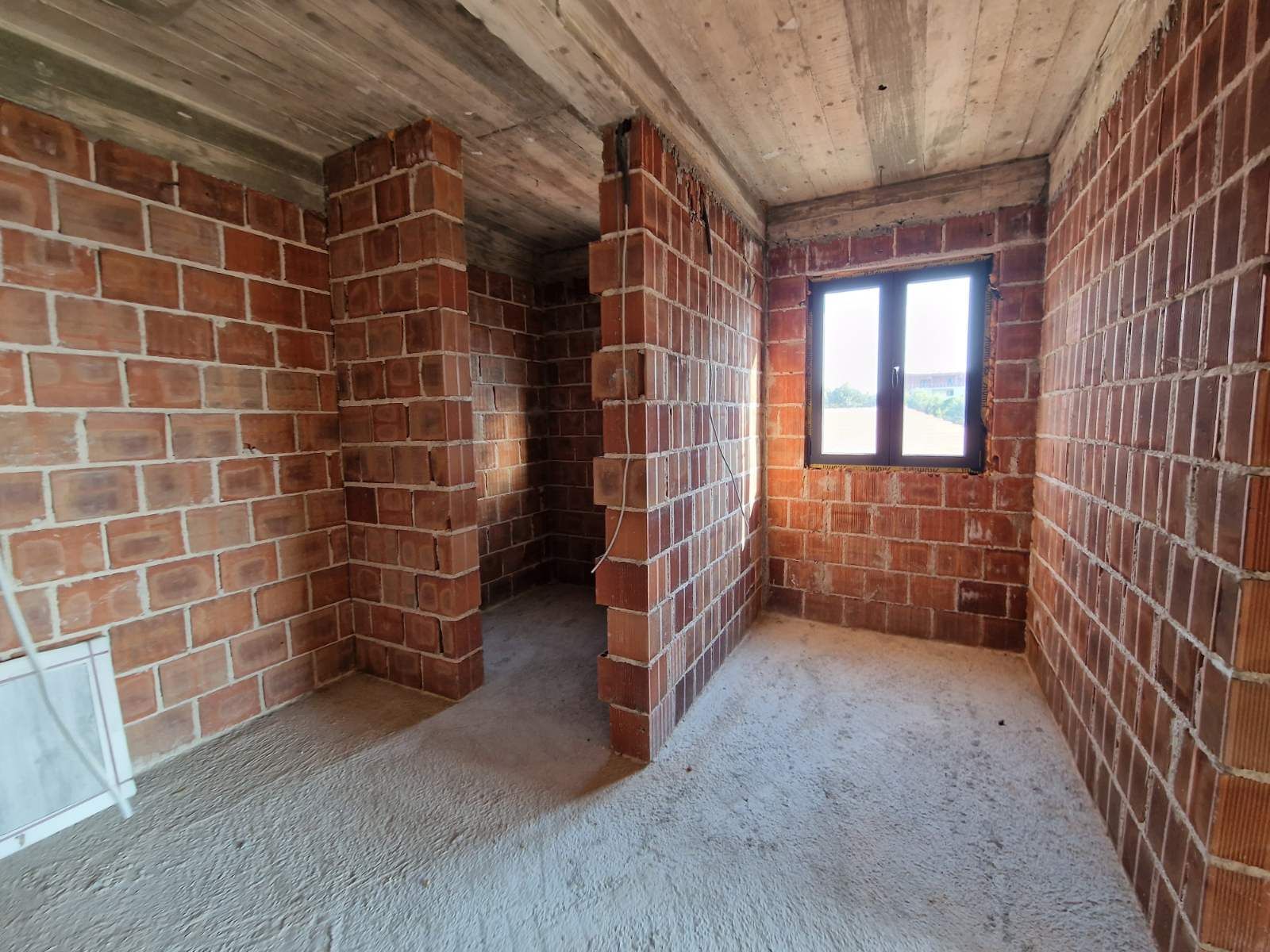 amforaproperty.com/Na prodaju cela stambena zgrada 1000m2 sa placem 530m2 ,Dobre Vode, Bar.