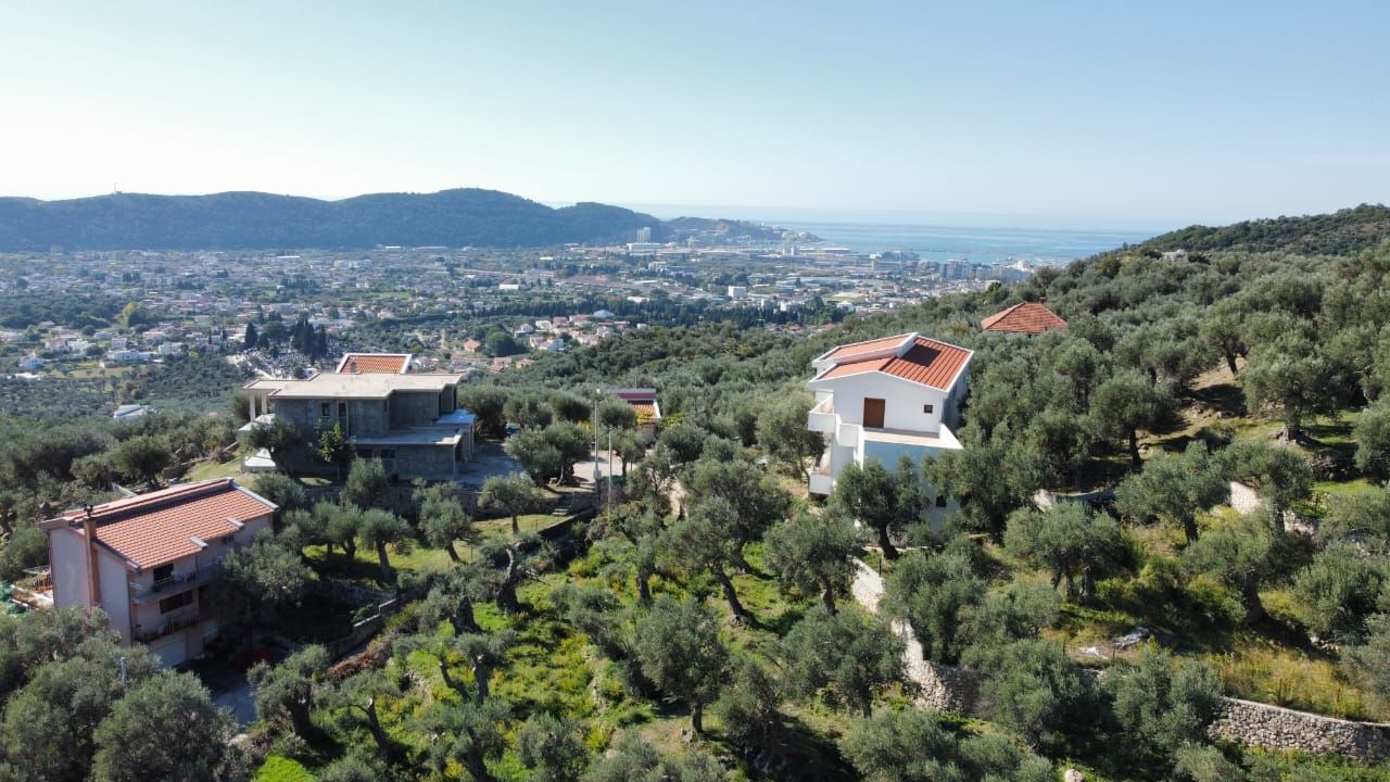 Plac 2000m2 sa pogledom na more i grad u naselju Gretva,opstina Bar. - Amfora Real Estate