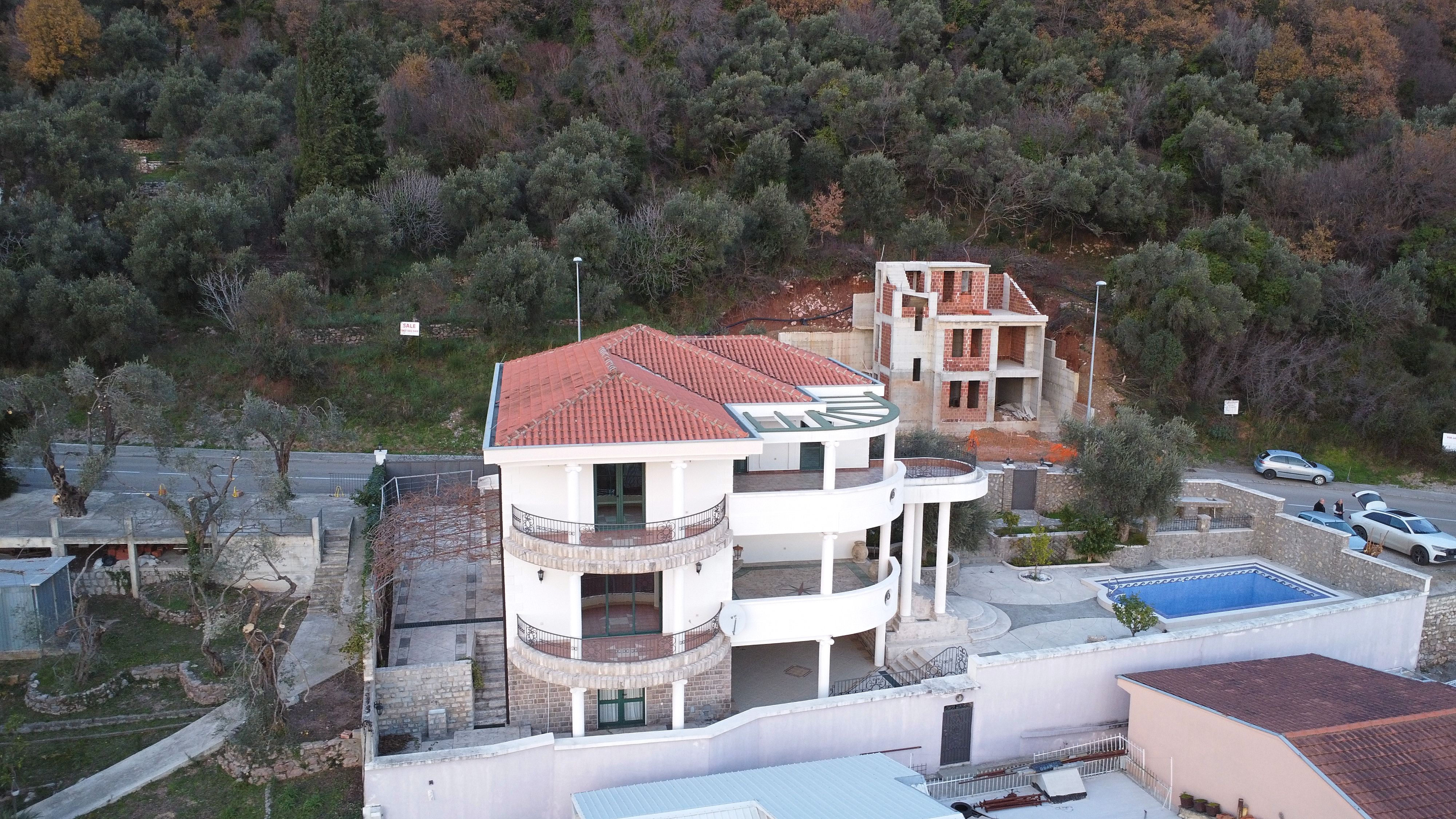 amforaproperty.com/Luksuzna vila 422m2 sa bazenom i panoramskim pogledom,Petrovac (Budva)