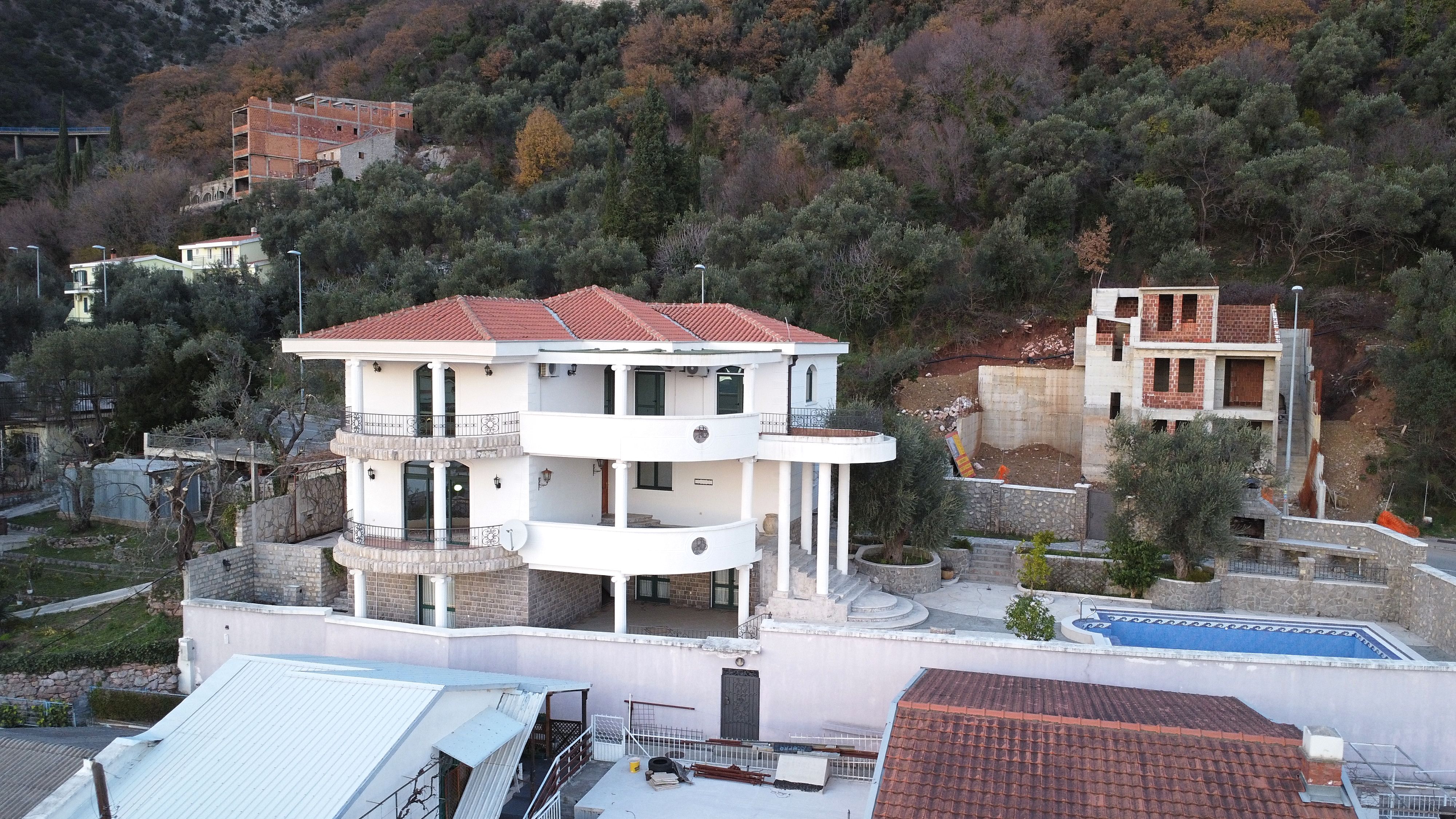 Luksuzna vila 422m2 sa bazenom i panoramskim pogledom,Petrovac (Budva) - Amfora Real Estate