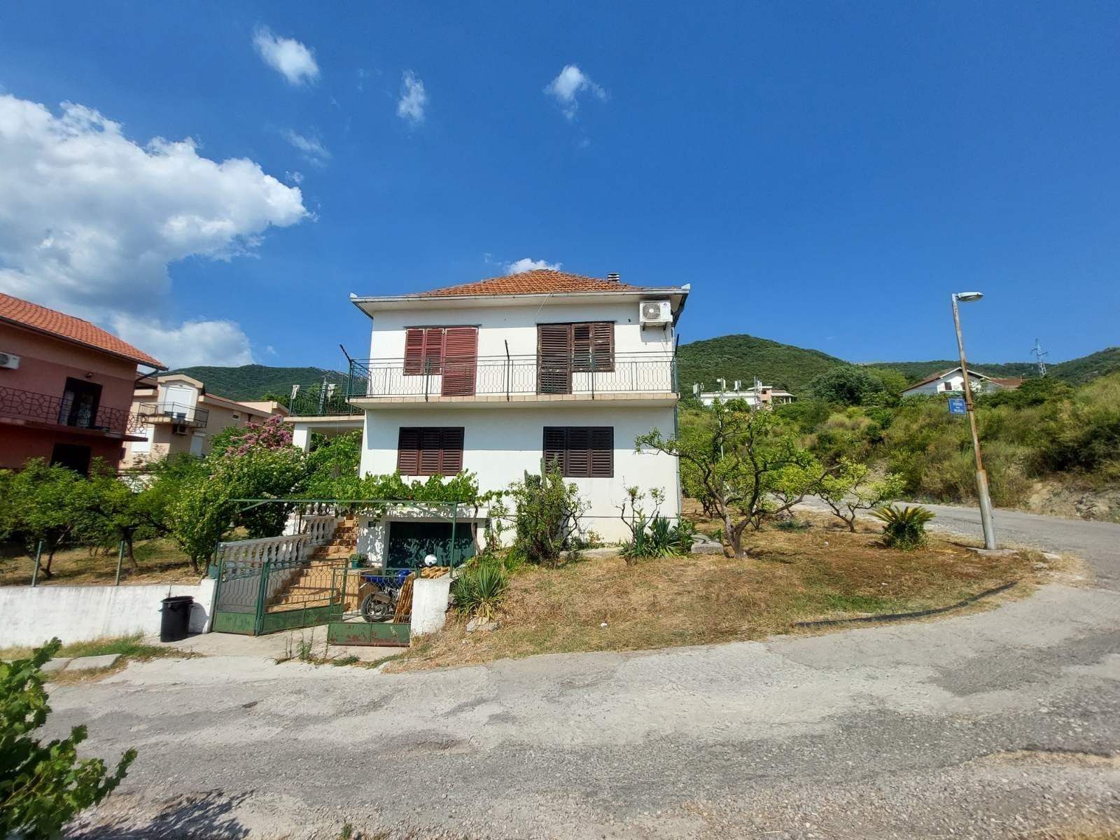 Dvospratna kuća 135m2 sa placem od 500m2 u neposrednoj blizini Porto Montenegro,Tivat  . HITNA PRODAJA! - Amfora Real Estate