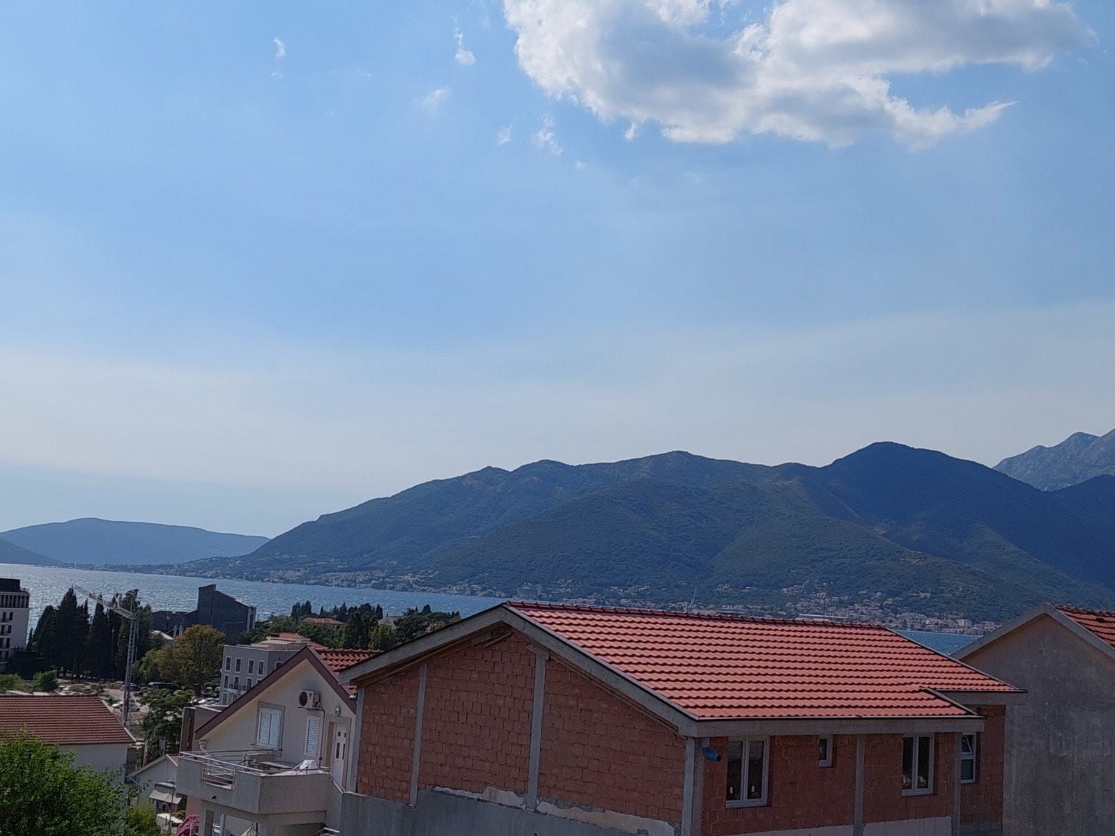 Dvospratna kuća 135m2 sa placem od 500m2 u neposrednoj blizini Porto Montenegro,Tivat  . HITNA PRODAJA! - Amfora Real Estate