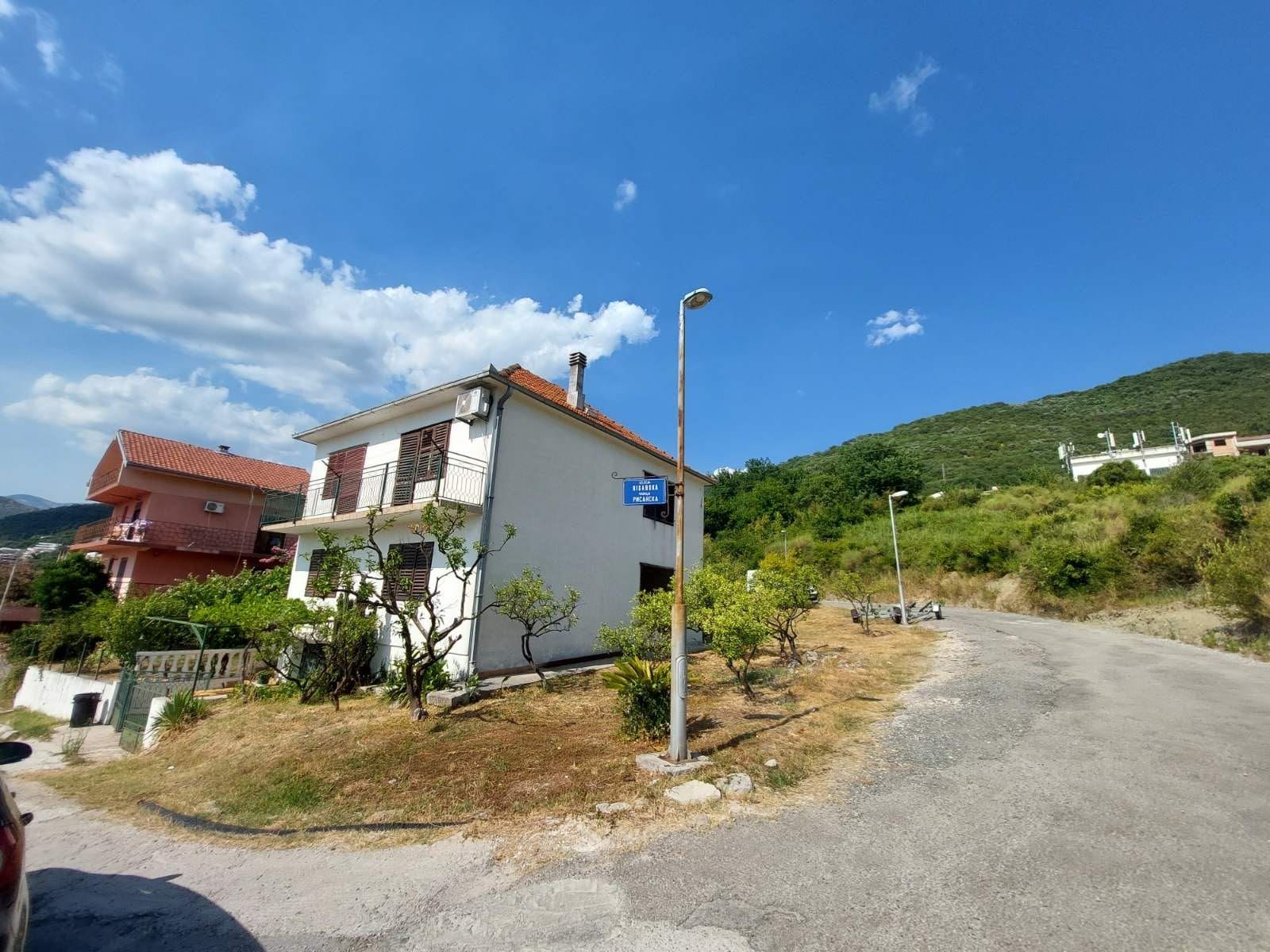 Dvospratna kuća 135m2 sa placem od 500m2 u neposrednoj blizini Porto Montenegro,Tivat  . HITNA PRODAJA! - Amfora Real Estate