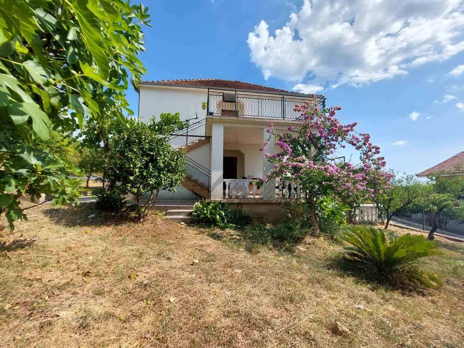 Dvospratna kuća 135m2 sa placem od 500m2 u neposrednoj blizini Porto Montenegro,Tivat  . HITNA PRODAJA! - Amfora Real Estate