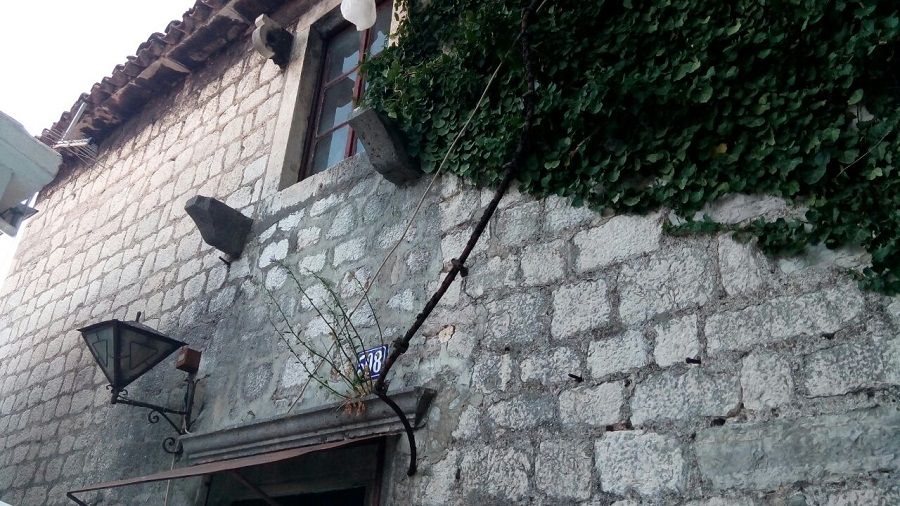 Dvospratna kuca 157m2 sa dvoristem na atraktivnoj lokaciji,Stari grad,Kotor. - Amfora Real Estate
