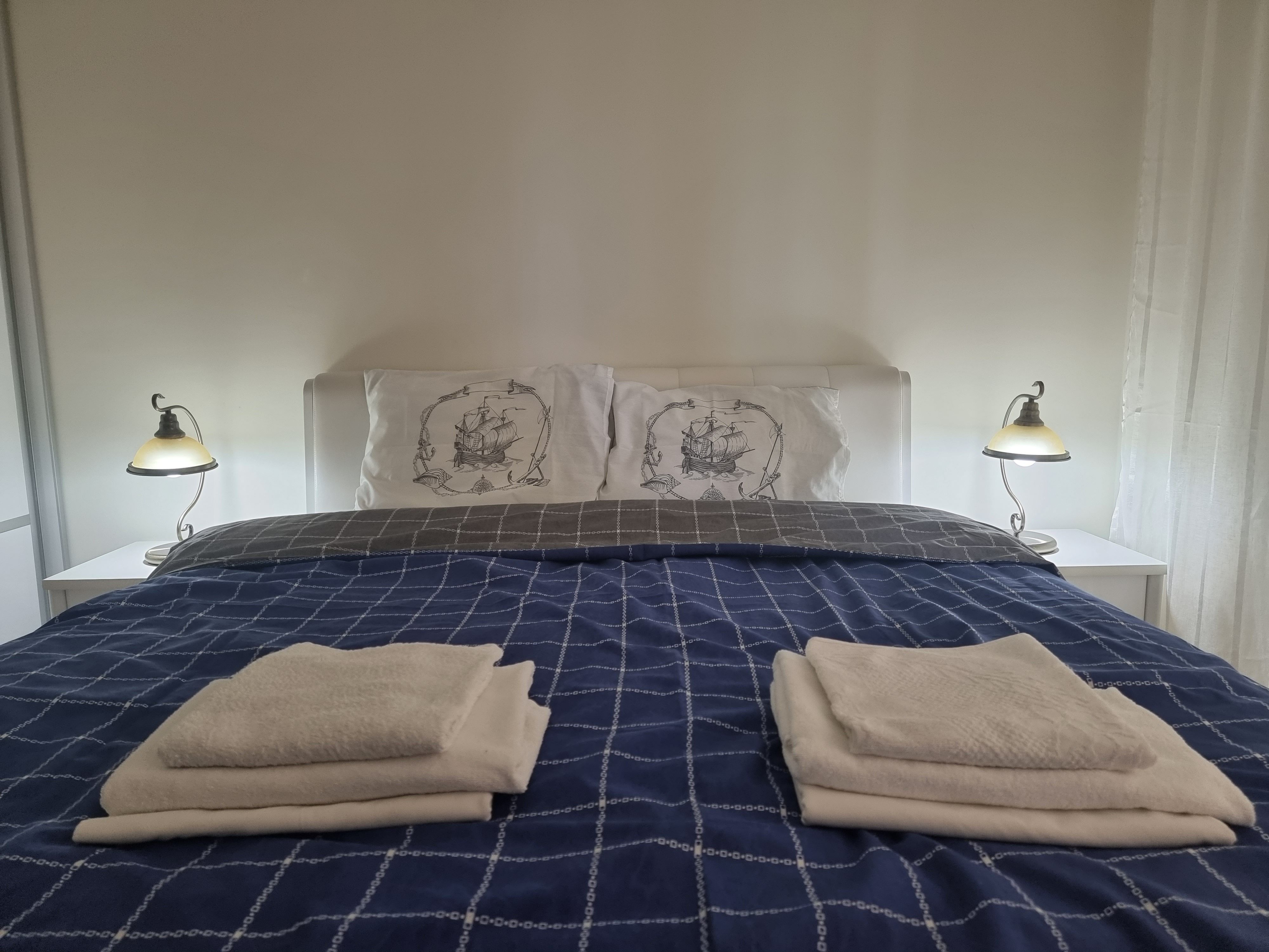 Dvosoban luksuzno opremljen stan (94m2) novije gradnje na fantastičnoj lokaciji u Becicima. - Amfora Real Estate