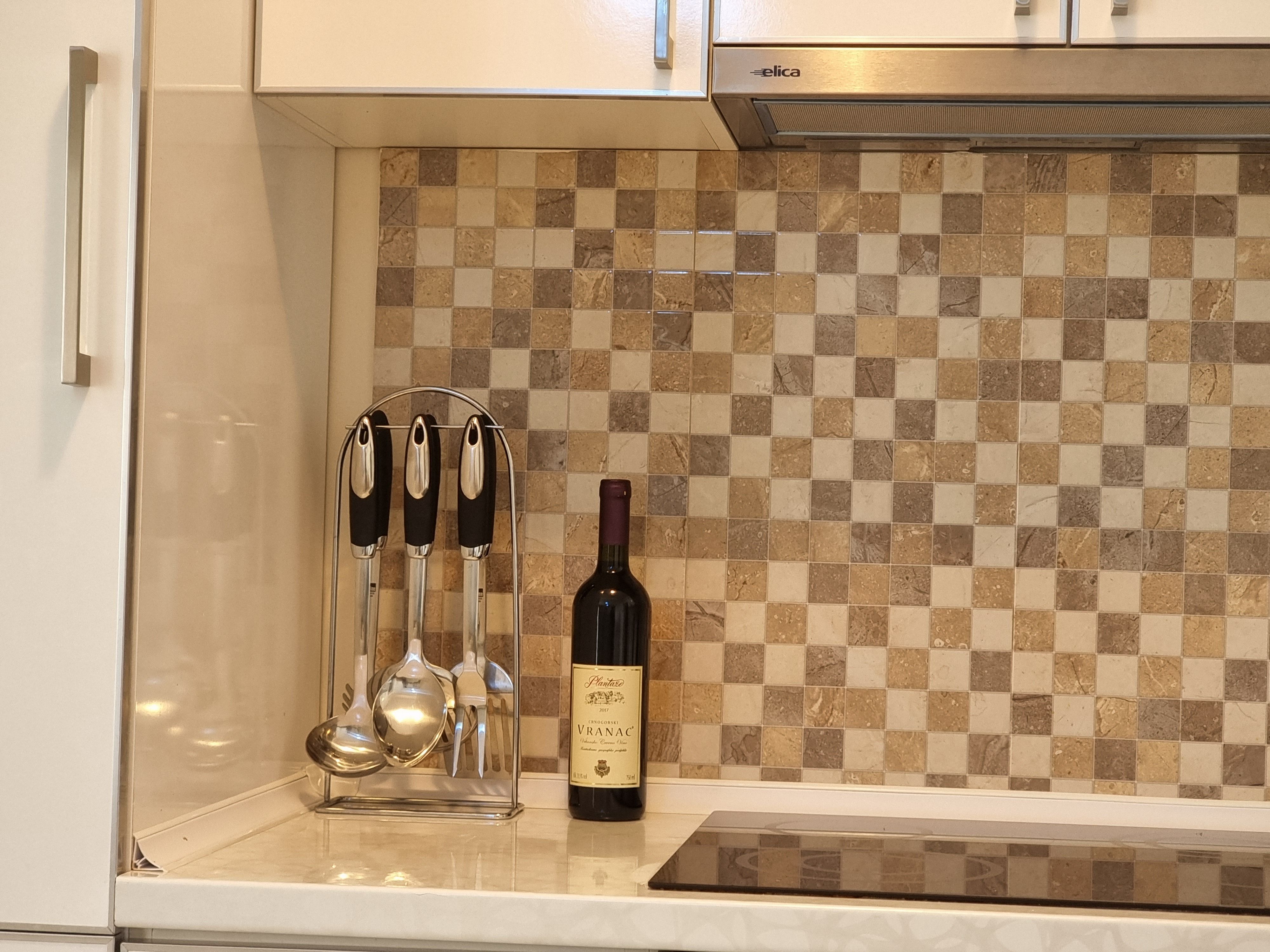 Dvosoban luksuzno opremljen stan (94m2) novije gradnje na fantastičnoj lokaciji u Becicima. - Amfora Real Estate