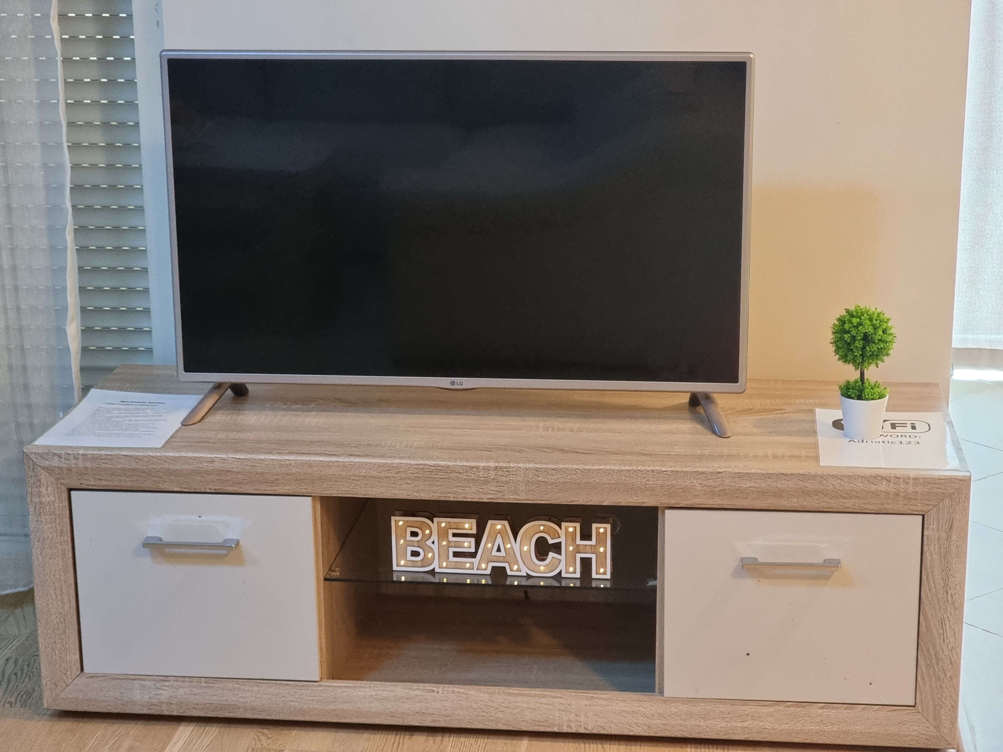 Dvosoban luksuzno opremljen stan (94m2) novije gradnje na fantastičnoj lokaciji u Becicima. - Amfora Real Estate