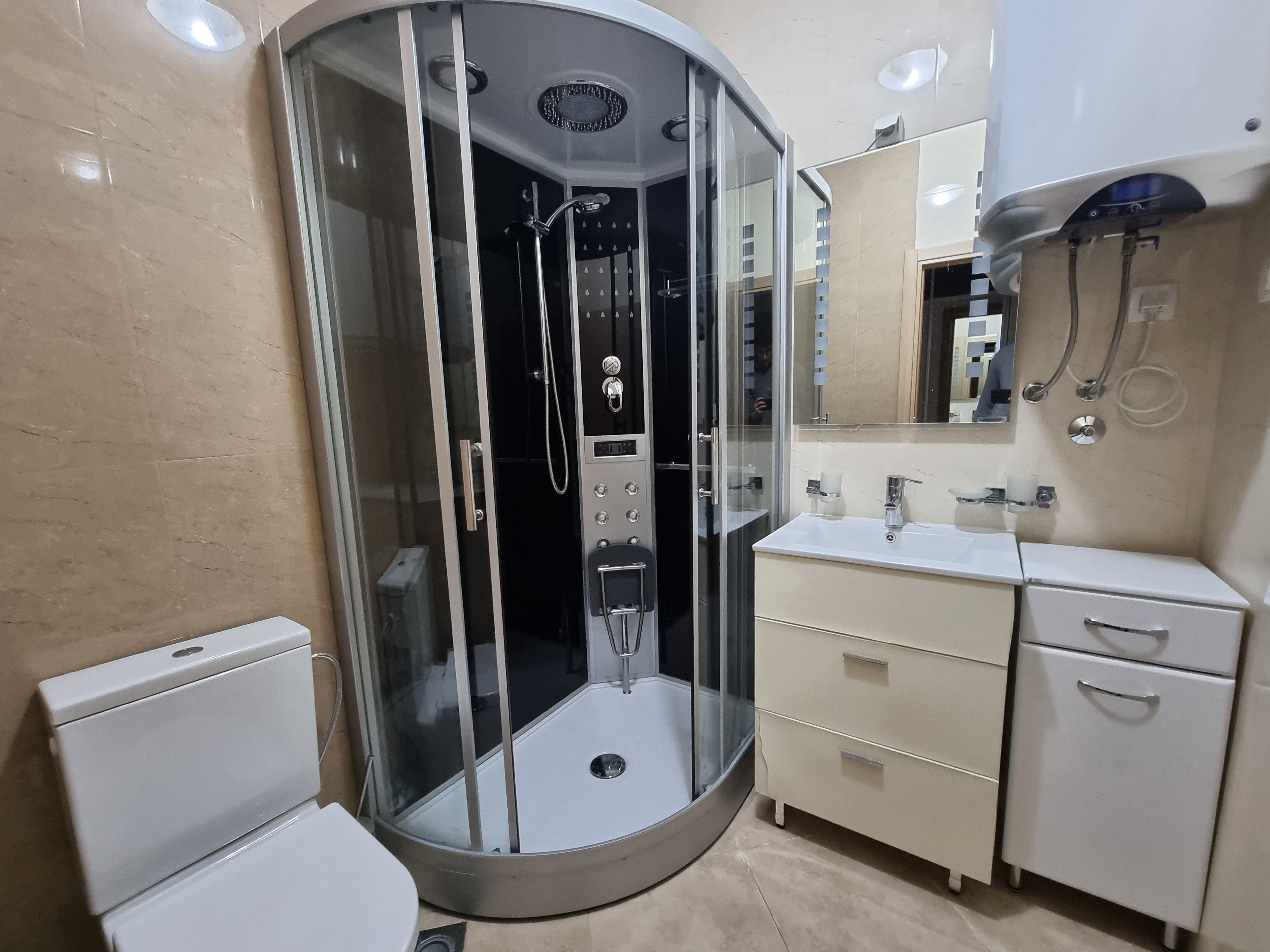 Dvosoban luksuzno opremljen stan (94m2) novije gradnje na fantastičnoj lokaciji u Becicima. - Amfora Real Estate