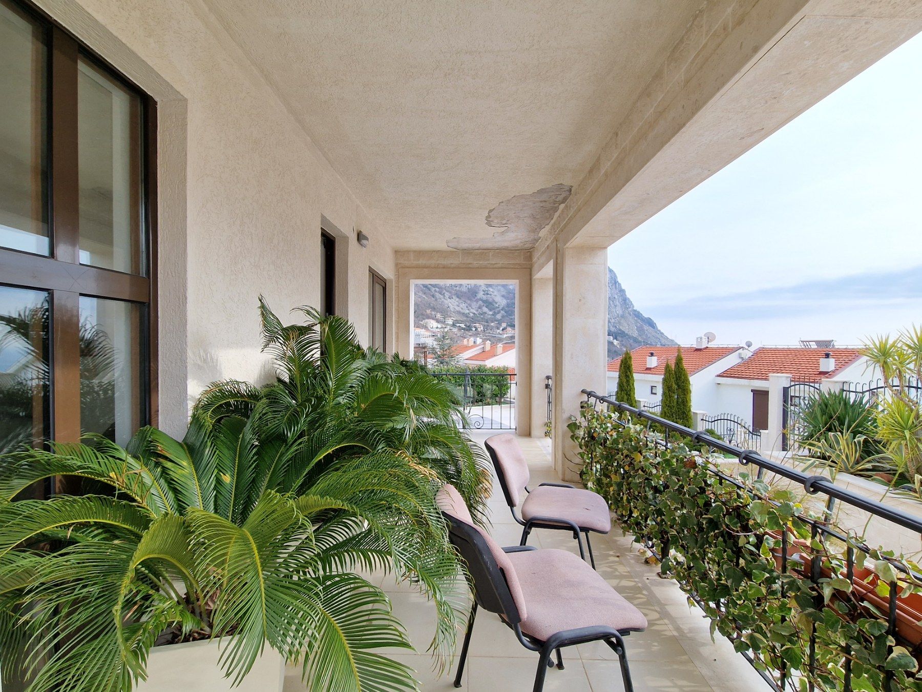 Prodaja-Ekskluzivna vila 364m2 sa bazenom i panoramskim pogledom,u naselju Carsko selo iznad ostrva Sveti Stefan (Budvanska rivijera) - Amfora Real Estate