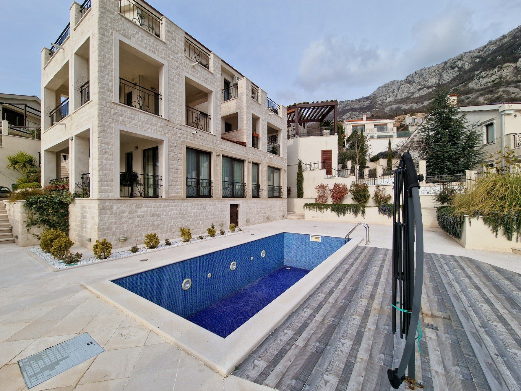 Prodaja-Ekskluzivna vila 364m2 sa bazenom i panoramskim pogledom,u naselju Carsko selo iznad ostrva Sveti Stefan (Budvanska rivijera) - Amfora Real Estate