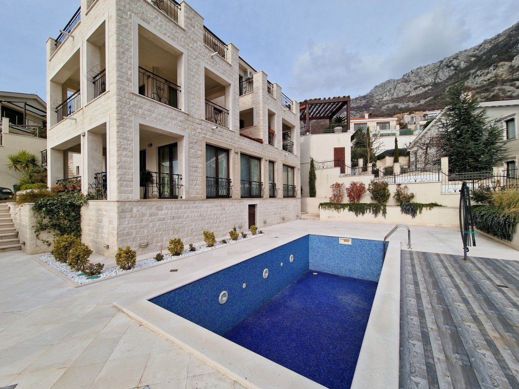 Prodaja-Ekskluzivna vila 364m2 sa bazenom i panoramskim pogledom,u naselju Carsko selo iznad ostrva Sveti Stefan (Budvanska rivijera) - Amfora Real Estate