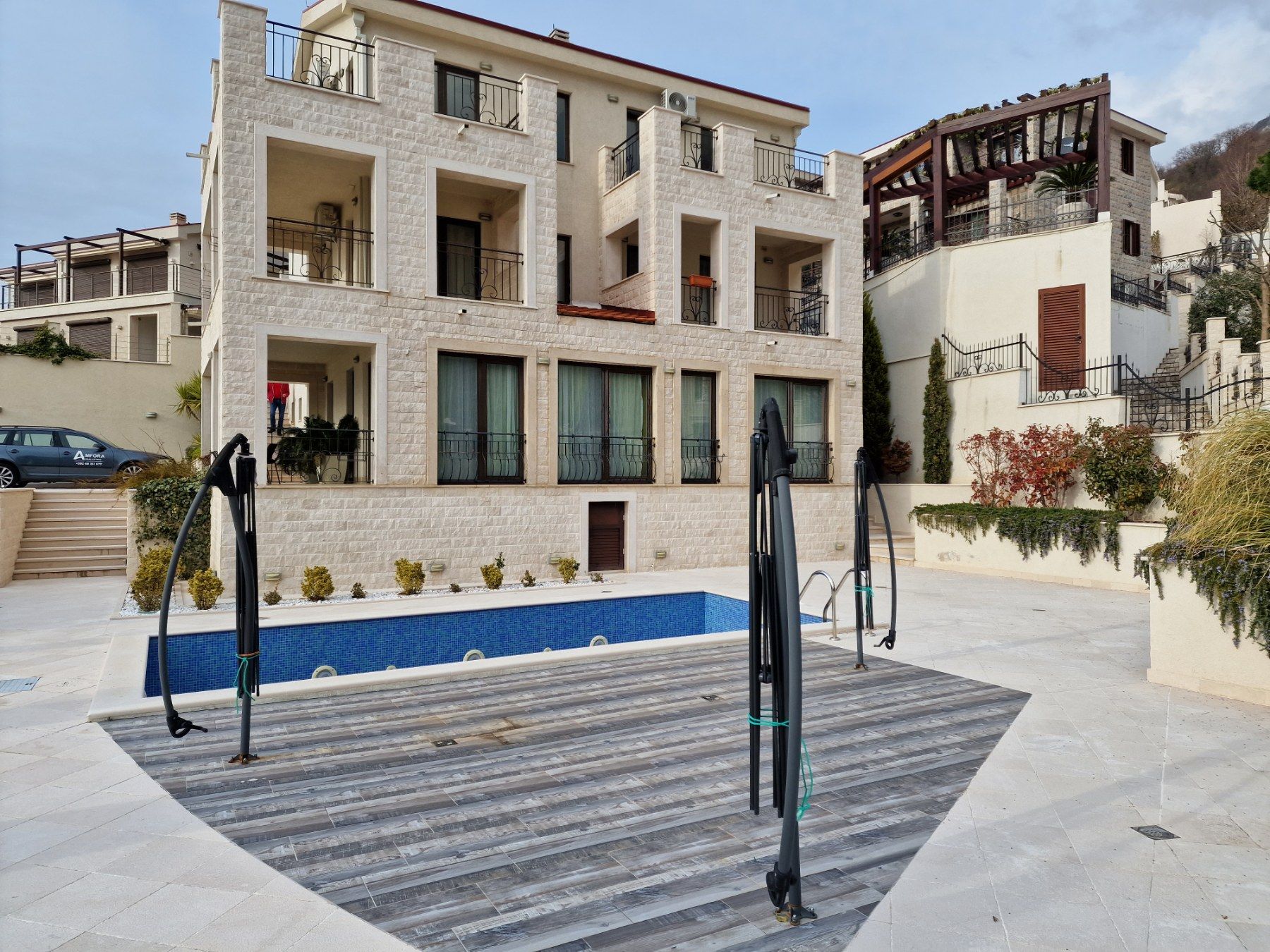 Prodaja-Ekskluzivna vila 364m2 sa bazenom i panoramskim pogledom,u naselju Carsko selo iznad ostrva Sveti Stefan (Budvanska rivijera) - Amfora Real Estate