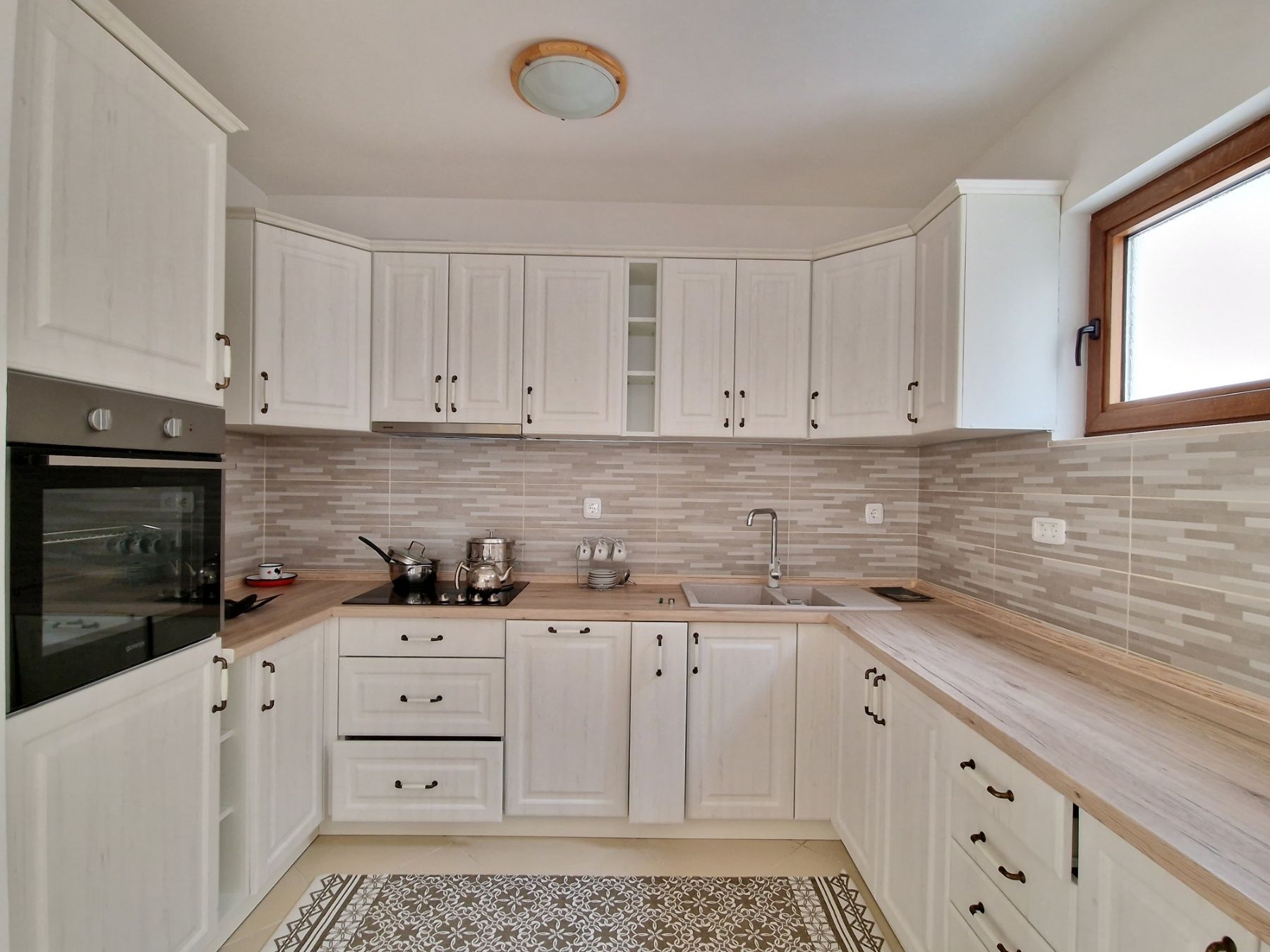 Prodaja-Ekskluzivna vila 364m2 sa bazenom i panoramskim pogledom,u naselju Carsko selo iznad ostrva Sveti Stefan (Budvanska rivijera) - Amfora Real Estate